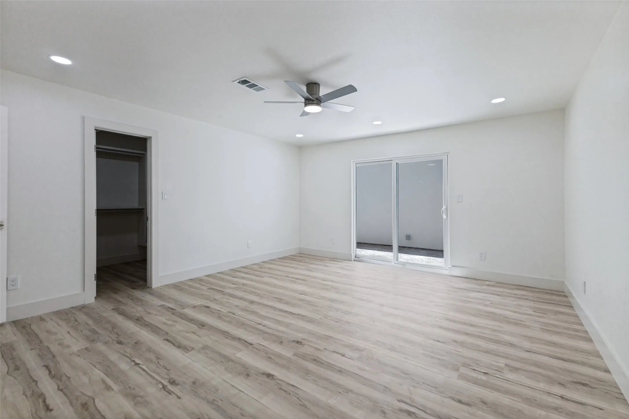 Single Family Residence For Sale in Rockwall County , 201 Rainbow Circle, Rockwall, Texas 75032, 4 Bedroom, 4 Bathroom, 2 Garage spaces, 3,031 Sqft, built in 1980, mls#21359236, Real Estate Agent in Rockwall, Homes For Sale in Rockwall county, Homes For Sale in Rockwall, Realtor in Rockwall Texas, Real Estate Brokerage Independent Realty Texas, Luminita Cordes Realtor