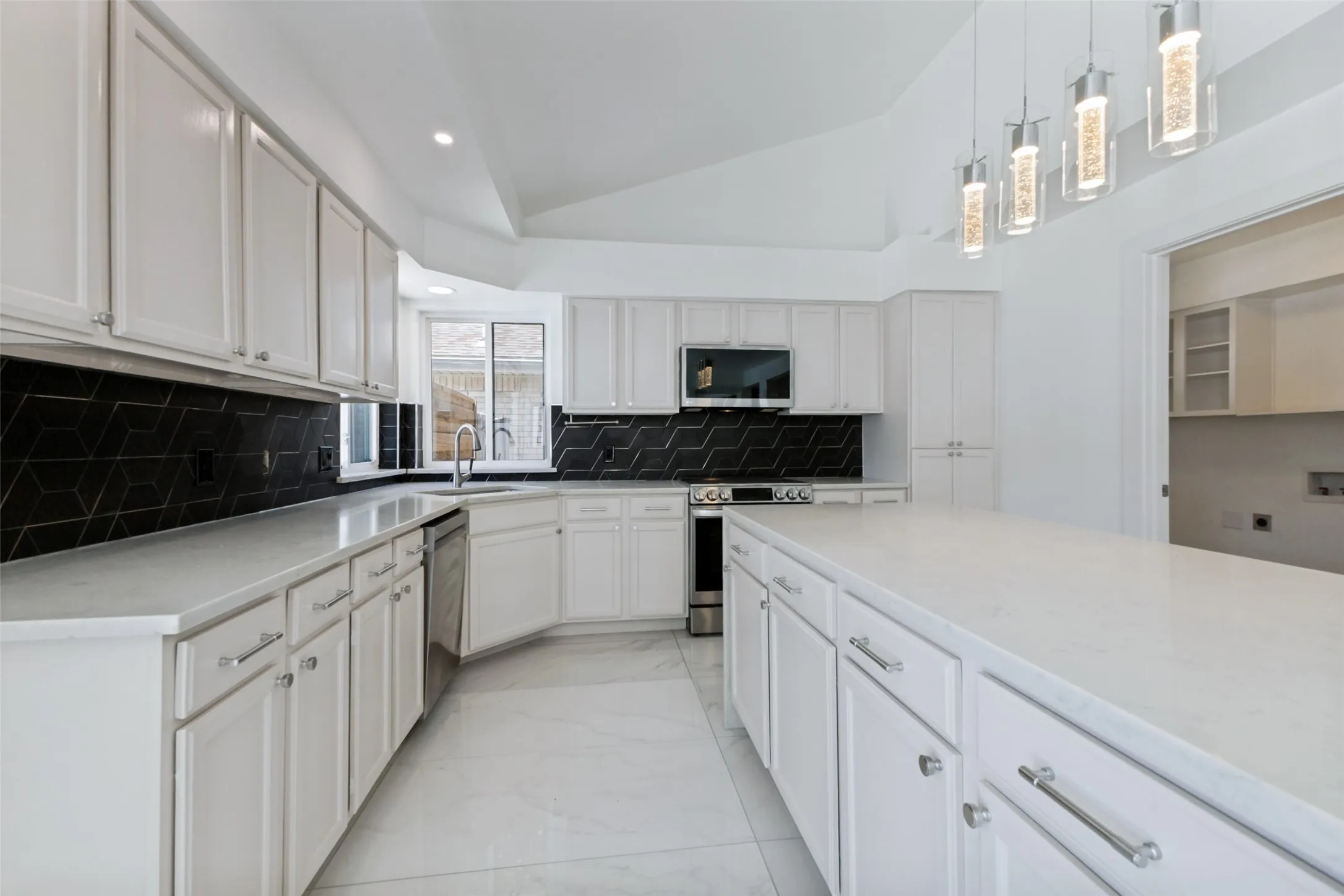 Single Family Residence For Sale in Rockwall County , 201 Rainbow Circle, Rockwall, Texas 75032, 4 Bedroom, 4 Bathroom, 2 Garage spaces, 3,031 Sqft, built in 1980, mls#21359236, Real Estate Agent in Rockwall, Homes For Sale in Rockwall county, Homes For Sale in Rockwall, Realtor in Rockwall Texas, Real Estate Brokerage Independent Realty Texas, Luminita Cordes Realtor