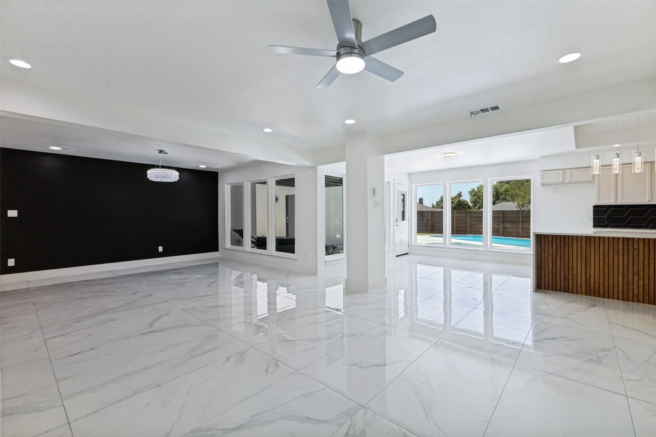 Single Family Residence For Sale in Rockwall County , 201 Rainbow Circle, Rockwall, Texas 75032, 4 Bedroom, 4 Bathroom, 2 Garage spaces, 3,031 Sqft, built in 1980, mls#21359236, Real Estate Agent in Rockwall, Homes For Sale in Rockwall county, Homes For Sale in Rockwall, Realtor in Rockwall Texas, Real Estate Brokerage Independent Realty Texas, Luminita Cordes Realtor