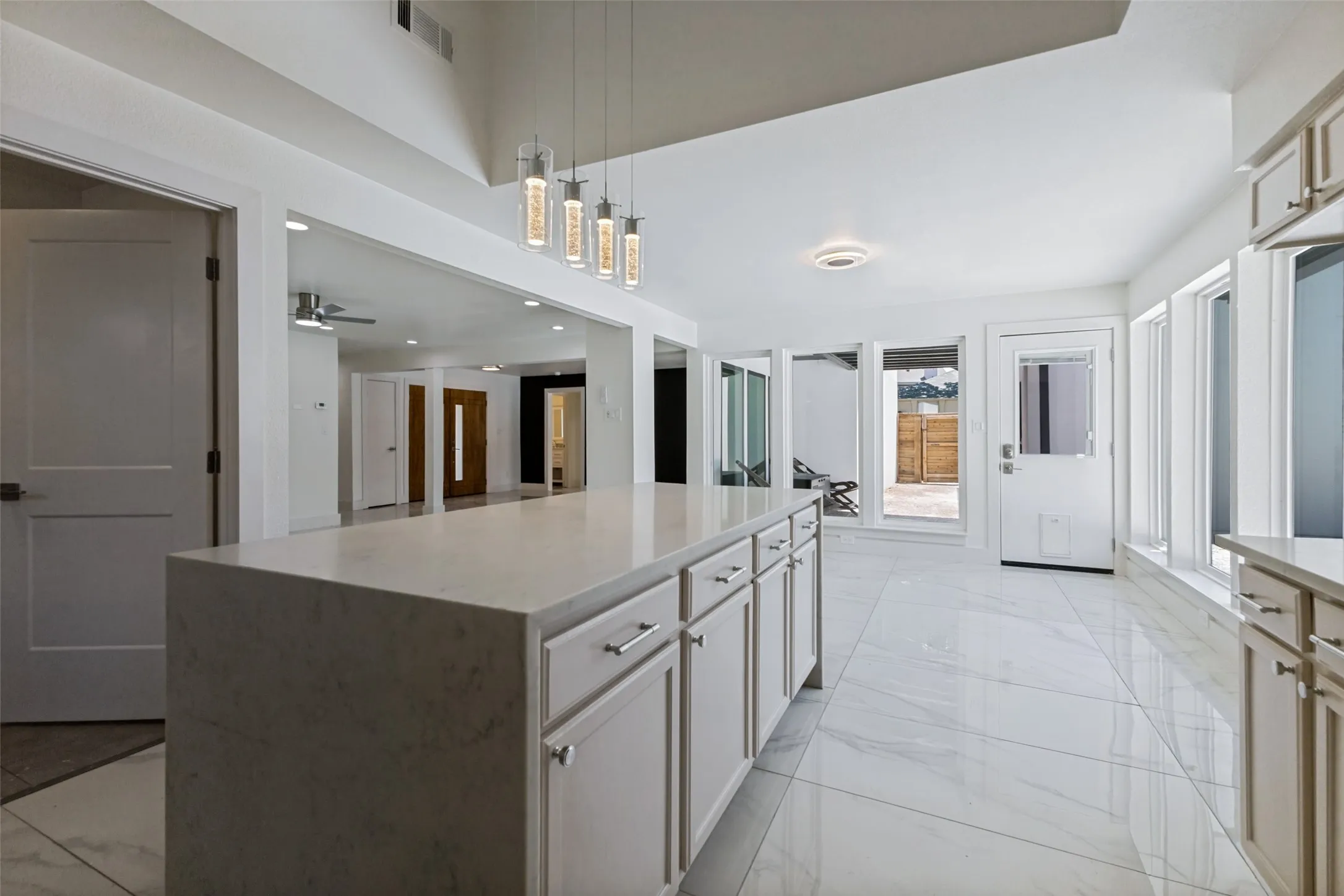 Single Family Residence For Sale in Rockwall County , 201 Rainbow Circle, Rockwall, Texas 75032, 4 Bedroom, 4 Bathroom, 2 Garage spaces, 3,031 Sqft, built in 1980, mls#21359236, Real Estate Agent in Rockwall, Homes For Sale in Rockwall county, Homes For Sale in Rockwall, Realtor in Rockwall Texas, Real Estate Brokerage Independent Realty Texas, Luminita Cordes Realtor