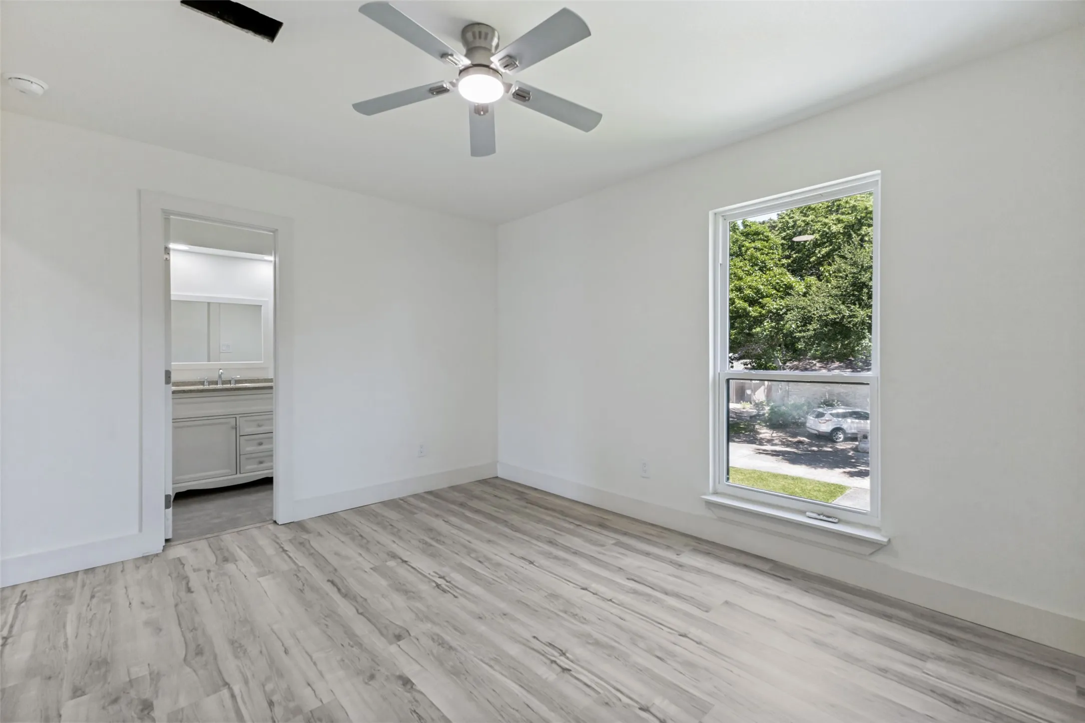 Single Family Residence For Sale in Rockwall County , 201 Rainbow Circle, Rockwall, Texas 75032, 4 Bedroom, 4 Bathroom, 2 Garage spaces, 3,031 Sqft, built in 1980, mls#21359236, Real Estate Agent in Rockwall, Homes For Sale in Rockwall county, Homes For Sale in Rockwall, Realtor in Rockwall Texas, Real Estate Brokerage Independent Realty Texas, Luminita Cordes Realtor