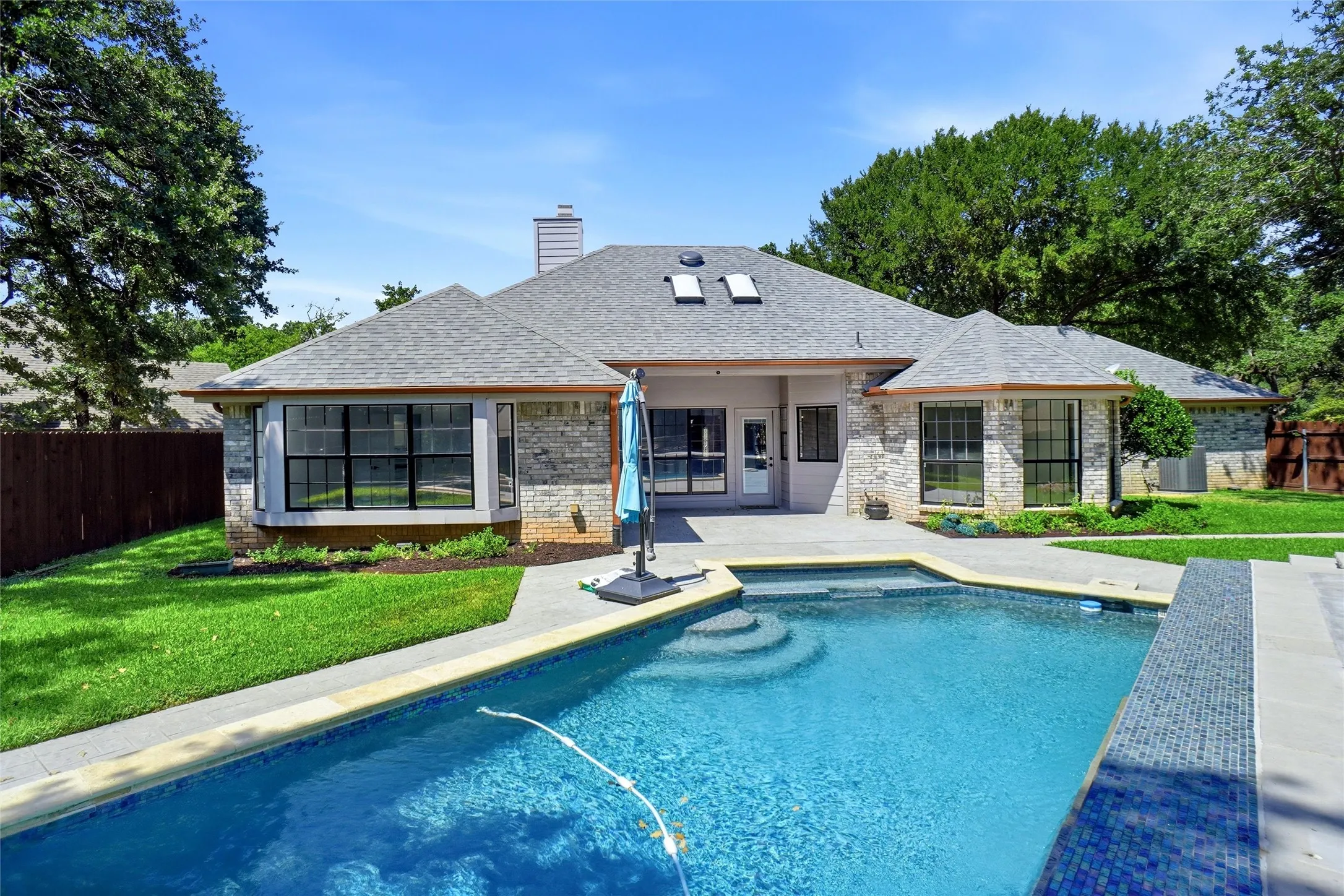 Single Family Residence For Sale in Tarrant County , 1409 Spars Court, Azle, Texas 76020, 3 Bedroom, 3 Bathroom, 2 Garage spaces, 2,159 Sqft, built in 1986, mls#21361011, Real Estate Agent in Azle, Homes For Sale in Tarrant county, Homes For Sale in Azle, Realtor in Azle Texas, Real Estate Brokerage Independent Realty Texas, Luminita Cordes Realtor