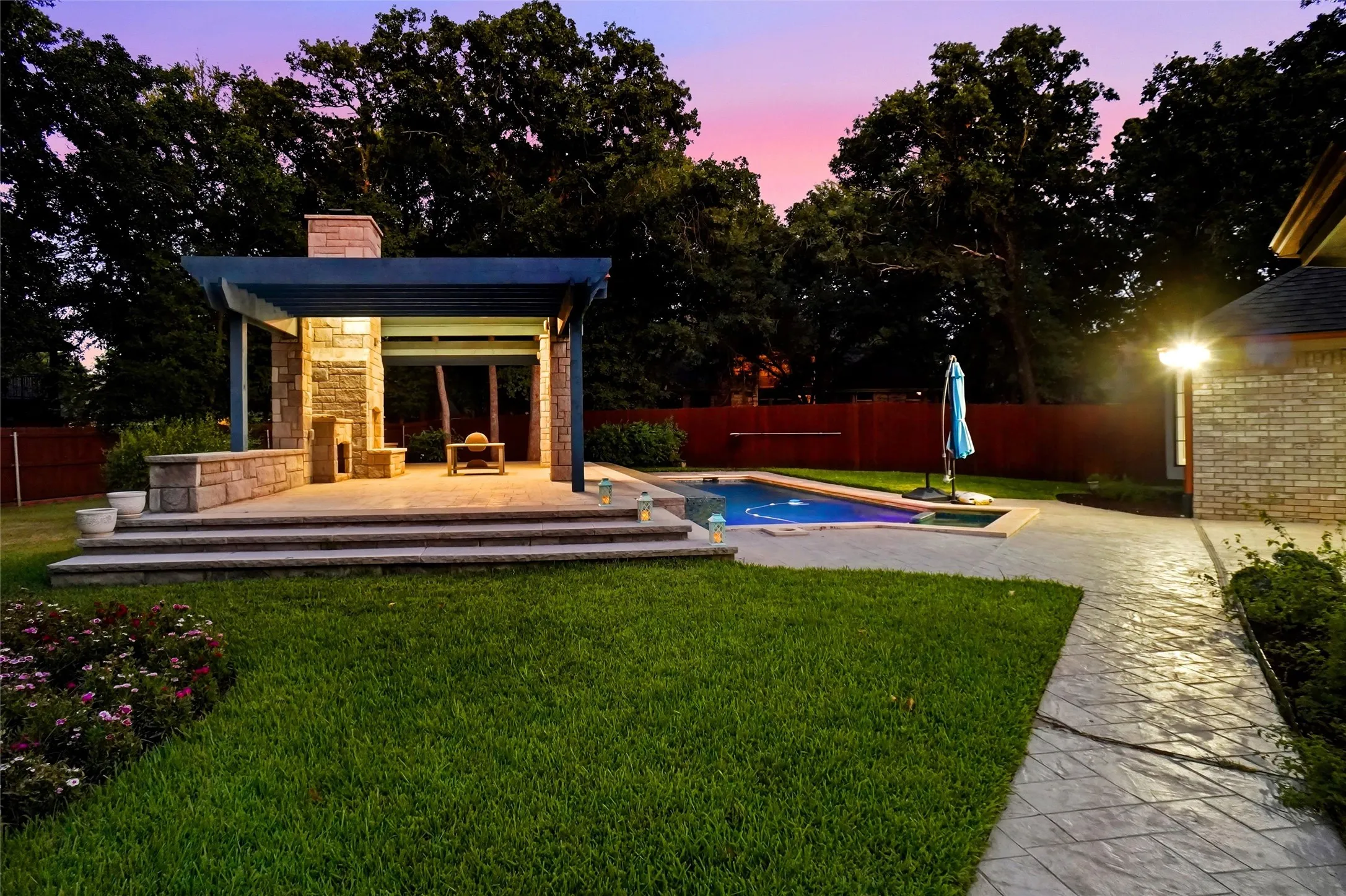 Single Family Residence For Sale in Tarrant County , 1409 Spars Court, Azle, Texas 76020, 3 Bedroom, 3 Bathroom, 2 Garage spaces, 2,159 Sqft, built in 1986, mls#21361011, Real Estate Agent in Azle, Homes For Sale in Tarrant county, Homes For Sale in Azle, Realtor in Azle Texas, Real Estate Brokerage Independent Realty Texas, Luminita Cordes Realtor