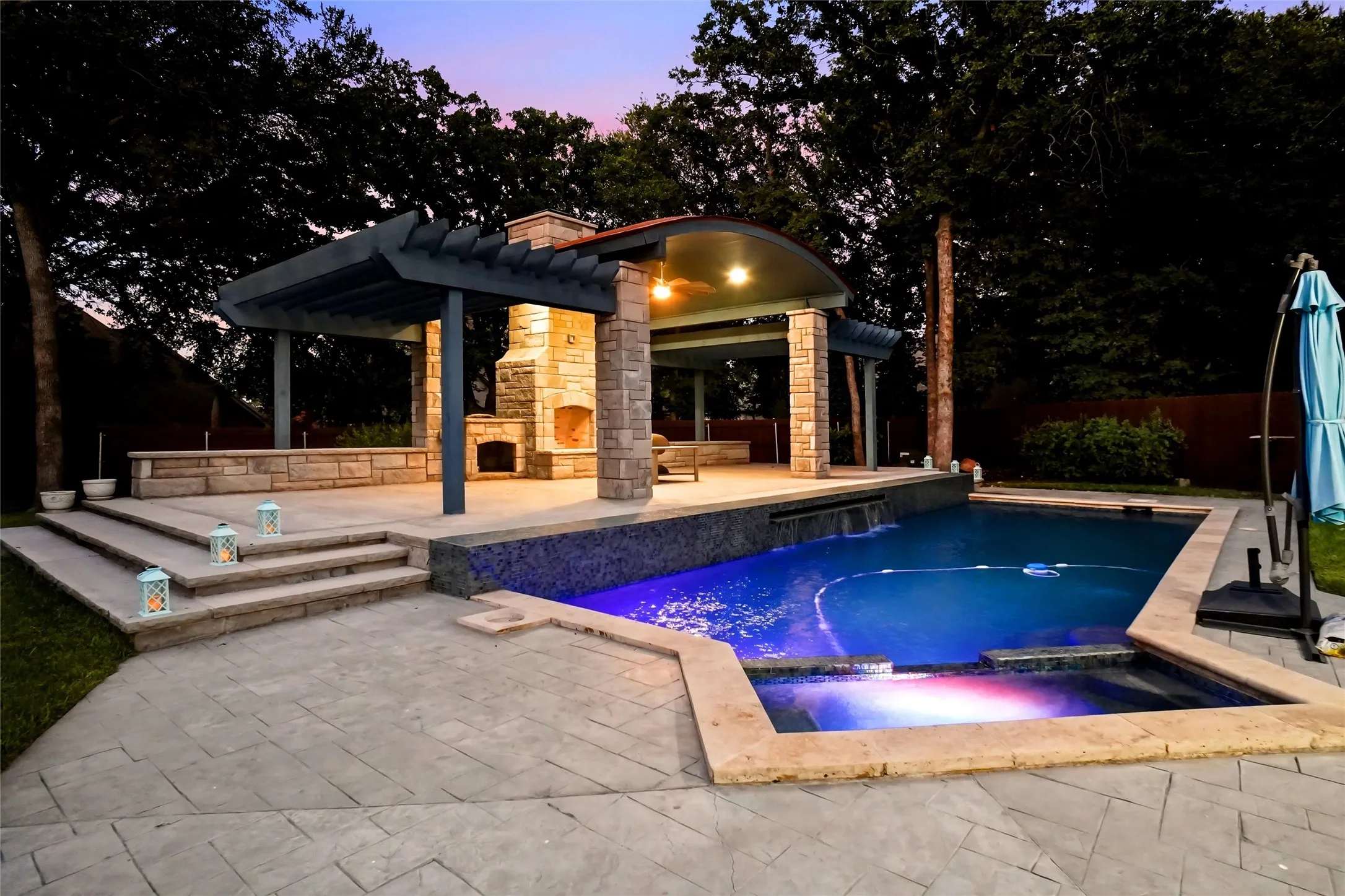 Single Family Residence For Sale in Tarrant County , 1409 Spars Court, Azle, Texas 76020, 3 Bedroom, 3 Bathroom, 2 Garage spaces, 2,159 Sqft, built in 1986, mls#21361011, Real Estate Agent in Azle, Homes For Sale in Tarrant county, Homes For Sale in Azle, Realtor in Azle Texas, Real Estate Brokerage Independent Realty Texas, Luminita Cordes Realtor
