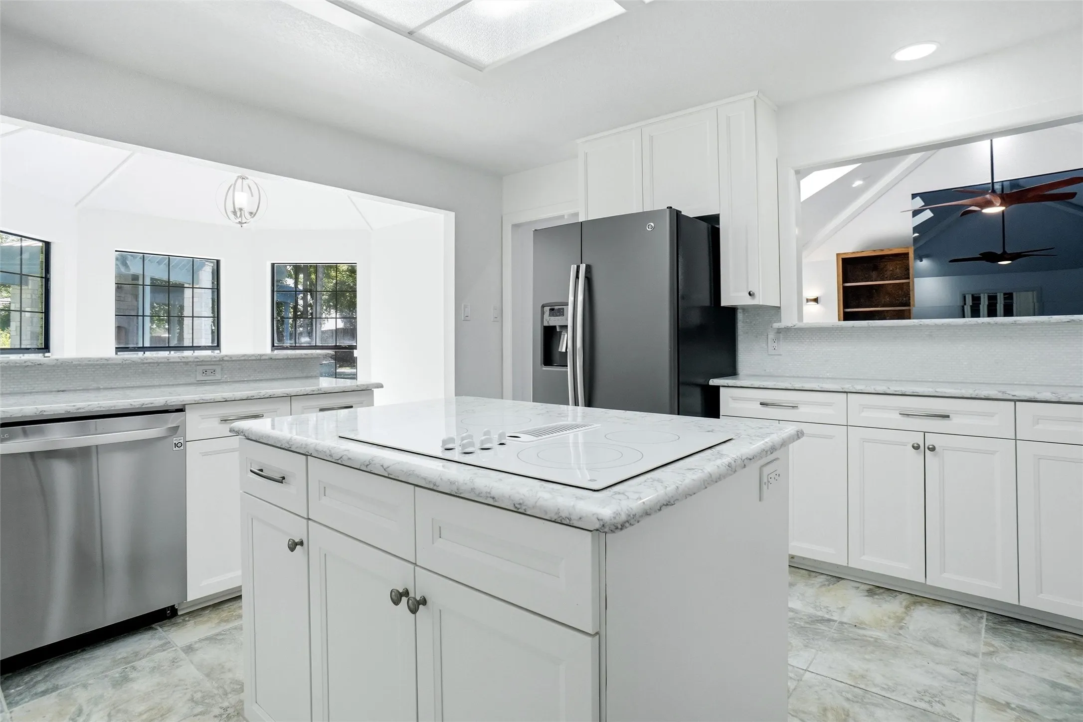 Single Family Residence For Sale in Tarrant County , 1409 Spars Court, Azle, Texas 76020, 3 Bedroom, 3 Bathroom, 2 Garage spaces, 2,159 Sqft, built in 1986, mls#21361011, Real Estate Agent in Azle, Homes For Sale in Tarrant county, Homes For Sale in Azle, Realtor in Azle Texas, Real Estate Brokerage Independent Realty Texas, Luminita Cordes Realtor