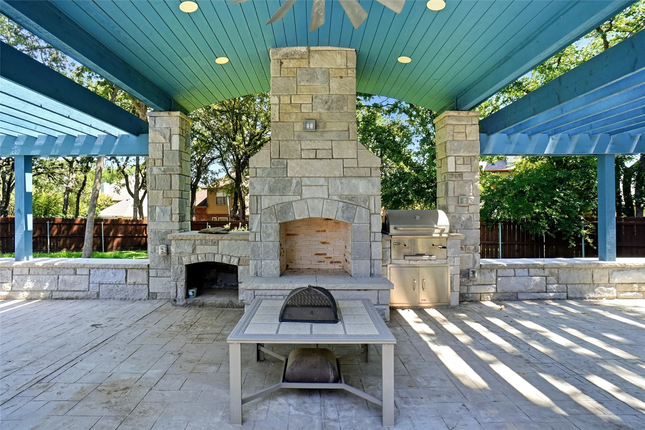 Single Family Residence For Sale in Tarrant County , 1409 Spars Court, Azle, Texas 76020, 3 Bedroom, 3 Bathroom, 2 Garage spaces, 2,159 Sqft, built in 1986, mls#21361011, Real Estate Agent in Azle, Homes For Sale in Tarrant county, Homes For Sale in Azle, Realtor in Azle Texas, Real Estate Brokerage Independent Realty Texas, Luminita Cordes Realtor