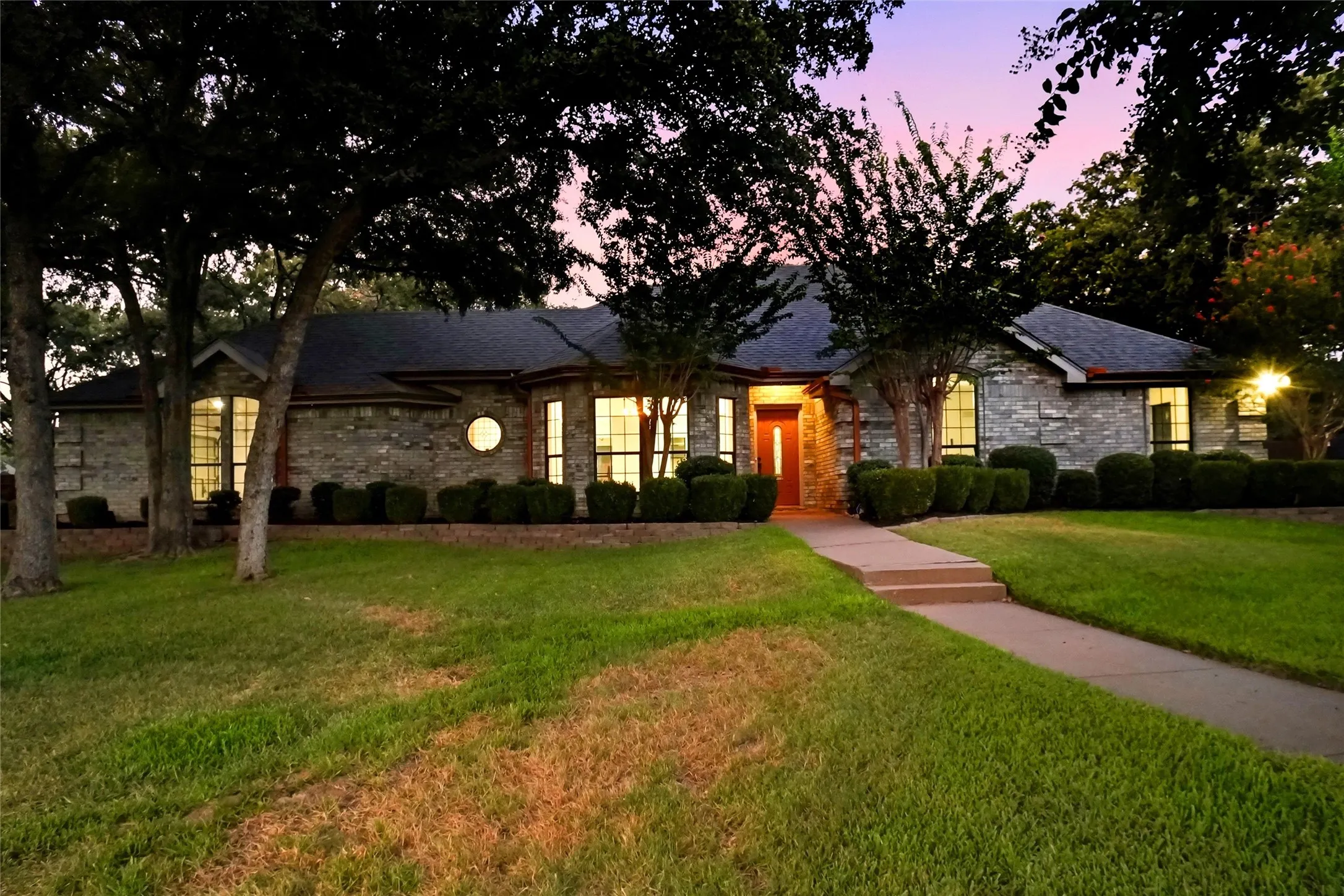Single Family Residence For Sale in Tarrant County , 1409 Spars Court, Azle, Texas 76020, 3 Bedroom, 3 Bathroom, 2 Garage spaces, 2,159 Sqft, built in 1986, mls#21361011, Real Estate Agent in Azle, Homes For Sale in Tarrant county, Homes For Sale in Azle, Realtor in Azle Texas, Real Estate Brokerage Independent Realty Texas, Luminita Cordes Realtor