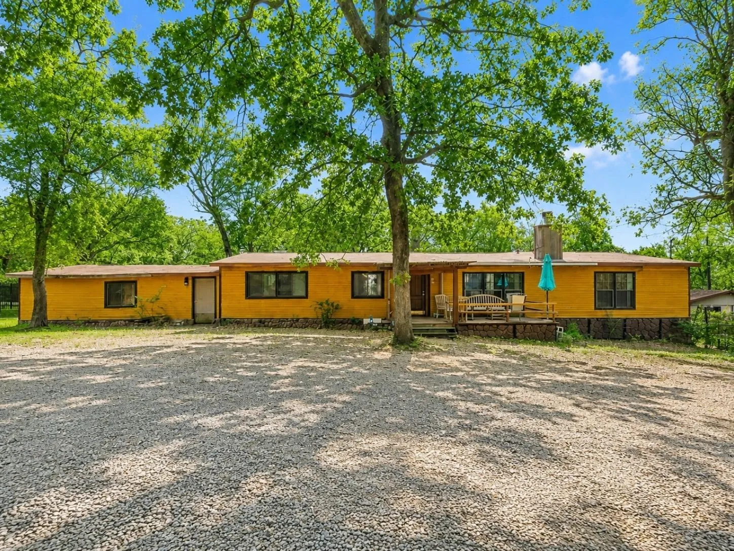 Single Family Residence For Sale in Henderson County , 14415 Melrick Boulevard, Malakoff, Texas 75148, 4 Bedroom, 2 Bathroom, 4 Garage spaces, 2,900 Sqft, built in 1979, mls#21361883, Real Estate Agent in Malakoff, Homes For Sale in Henderson county, Homes For Sale in Malakoff, Realtor in Malakoff Texas, Real Estate Brokerage Independent Realty Texas, Luminita Cordes Realtor