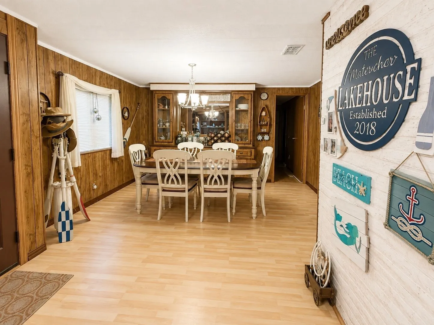 Entry Way from the front door - View when you turn left