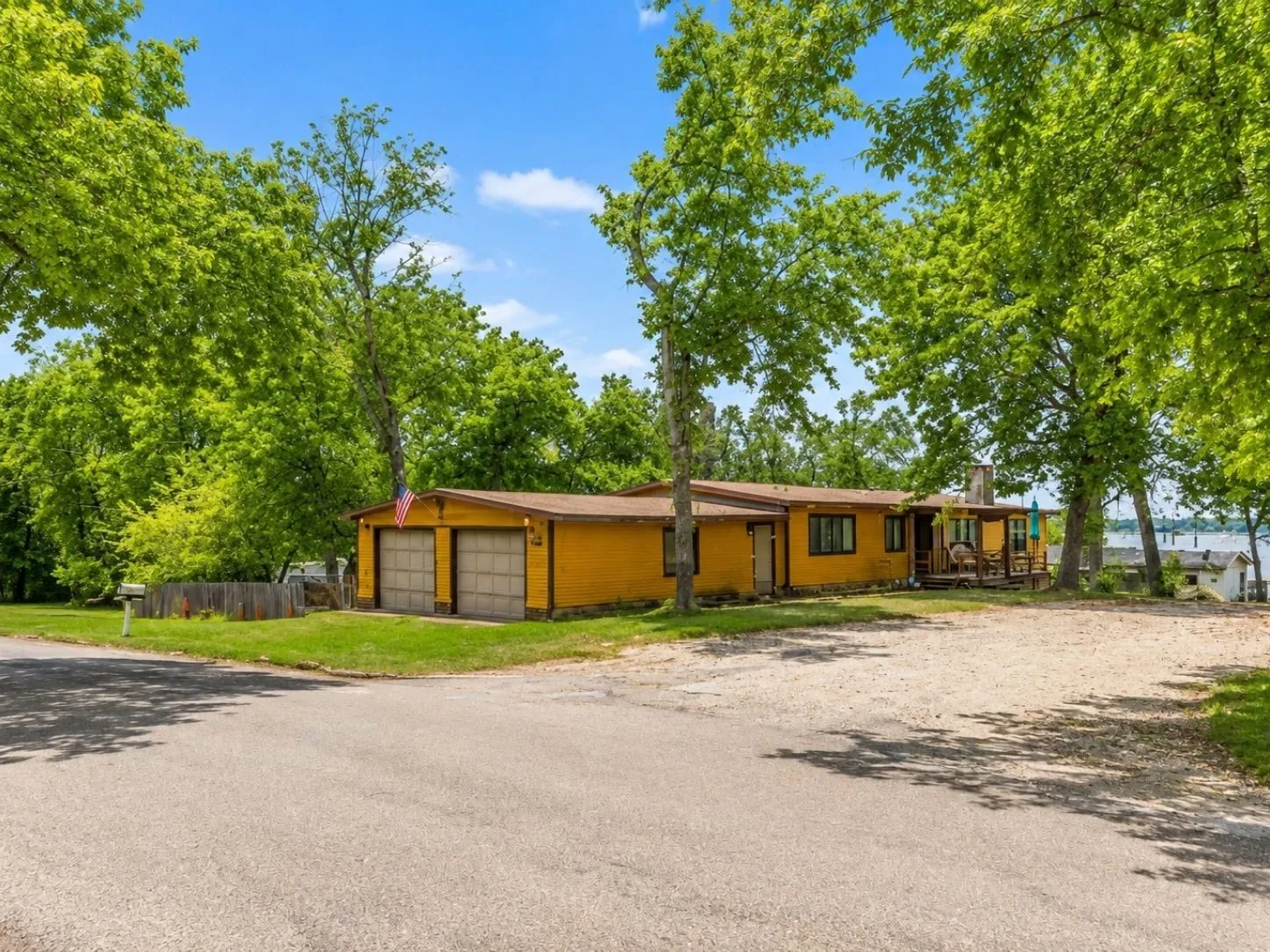 Single Family Residence For Sale in Henderson County , 14415 Melrick Boulevard, Malakoff, Texas 75148, 4 Bedroom, 2 Bathroom, 4 Garage spaces, 2,900 Sqft, built in 1979, mls#21361883, Real Estate Agent in Malakoff, Homes For Sale in Henderson county, Homes For Sale in Malakoff, Realtor in Malakoff Texas, Real Estate Brokerage Independent Realty Texas, Luminita Cordes Realtor