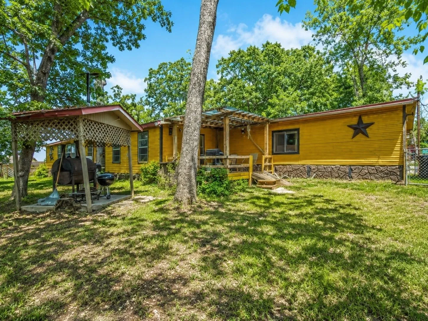Single Family Residence For Sale in Henderson County , 14415 Melrick Boulevard, Malakoff, Texas 75148, 4 Bedroom, 2 Bathroom, 4 Garage spaces, 2,900 Sqft, built in 1979, mls#21361883, Real Estate Agent in Malakoff, Homes For Sale in Henderson county, Homes For Sale in Malakoff, Realtor in Malakoff Texas, Real Estate Brokerage Independent Realty Texas, Luminita Cordes Realtor