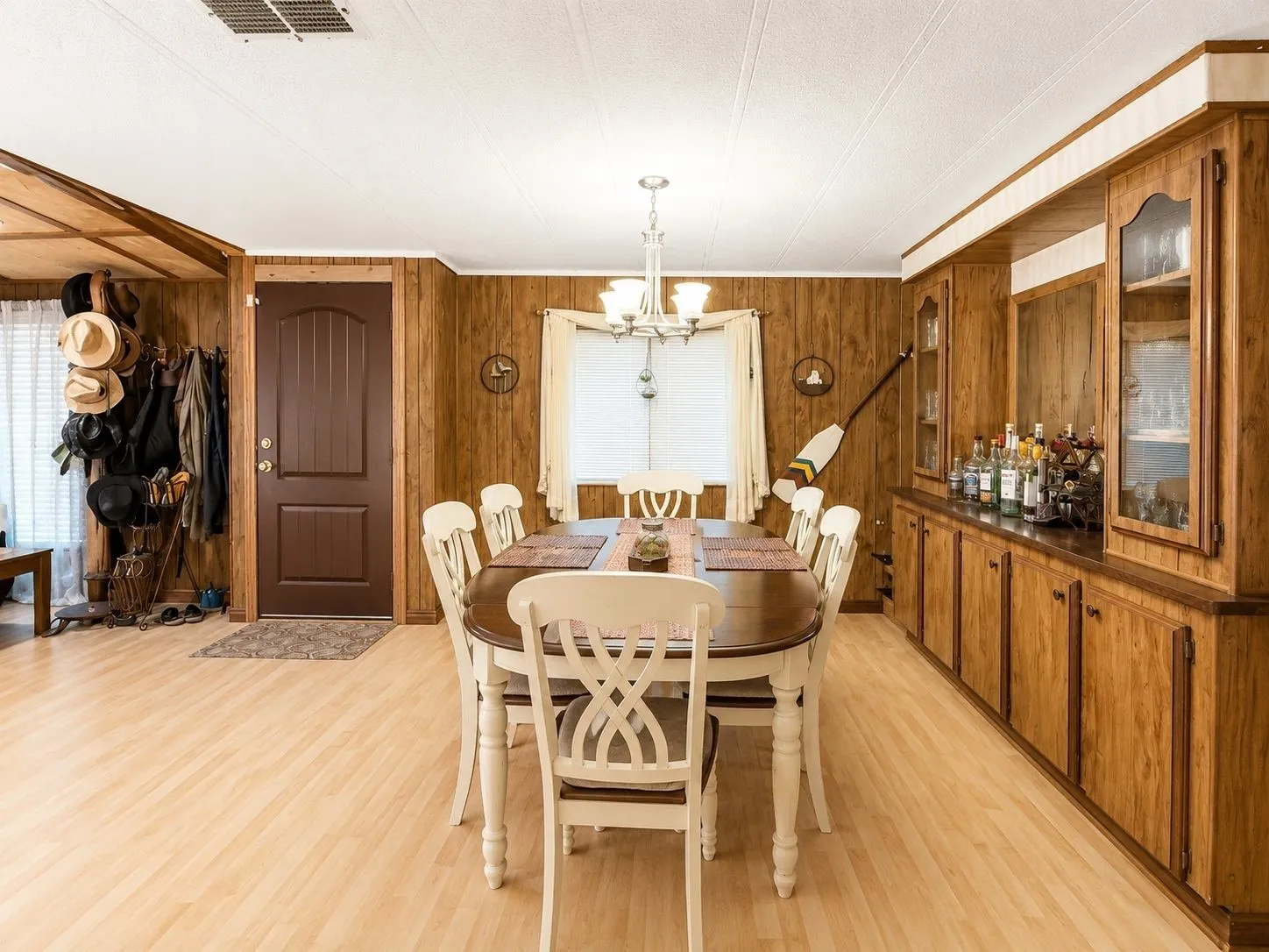 Single Family Residence For Sale in Henderson County , 14415 Melrick Boulevard, Malakoff, Texas 75148, 4 Bedroom, 2 Bathroom, 4 Garage spaces, 2,900 Sqft, built in 1979, mls#21361883, Real Estate Agent in Malakoff, Homes For Sale in Henderson county, Homes For Sale in Malakoff, Realtor in Malakoff Texas, Real Estate Brokerage Independent Realty Texas, Luminita Cordes Realtor