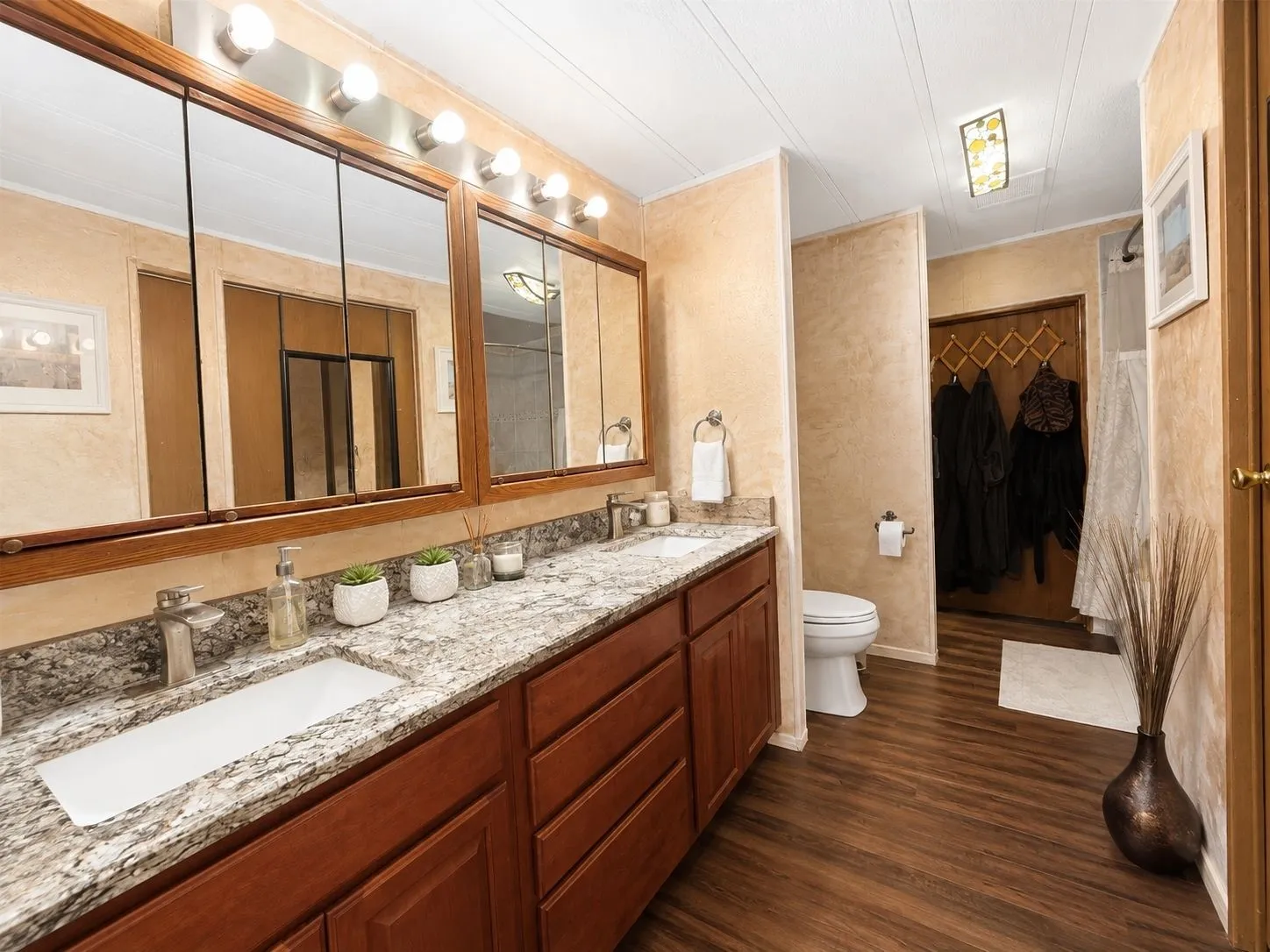 Single Family Residence For Sale in Henderson County , 14415 Melrick Boulevard, Malakoff, Texas 75148, 4 Bedroom, 2 Bathroom, 4 Garage spaces, 2,900 Sqft, built in 1979, mls#21361883, Real Estate Agent in Malakoff, Homes For Sale in Henderson county, Homes For Sale in Malakoff, Realtor in Malakoff Texas, Real Estate Brokerage Independent Realty Texas, Luminita Cordes Realtor