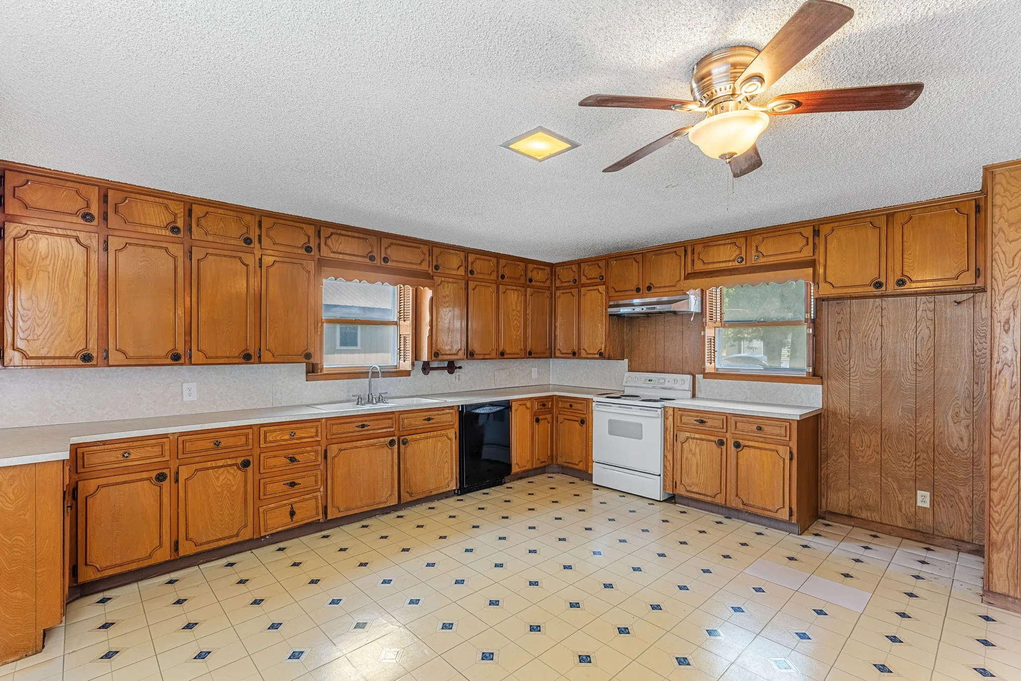 Single Family Residence For Sale in Falls County , 115 N College, Rosebud, Texas 76570, 3 Bedroom, 2 Bathroom, Garage spaces, 1,905 Sqft, built in 1945, mls#21360958, Real Estate Agent in Rosebud, Homes For Sale in Falls county, Homes For Sale in Rosebud, Realtor in Rosebud Texas, Real Estate Brokerage Independent Realty Texas, Luminita Cordes Realtor