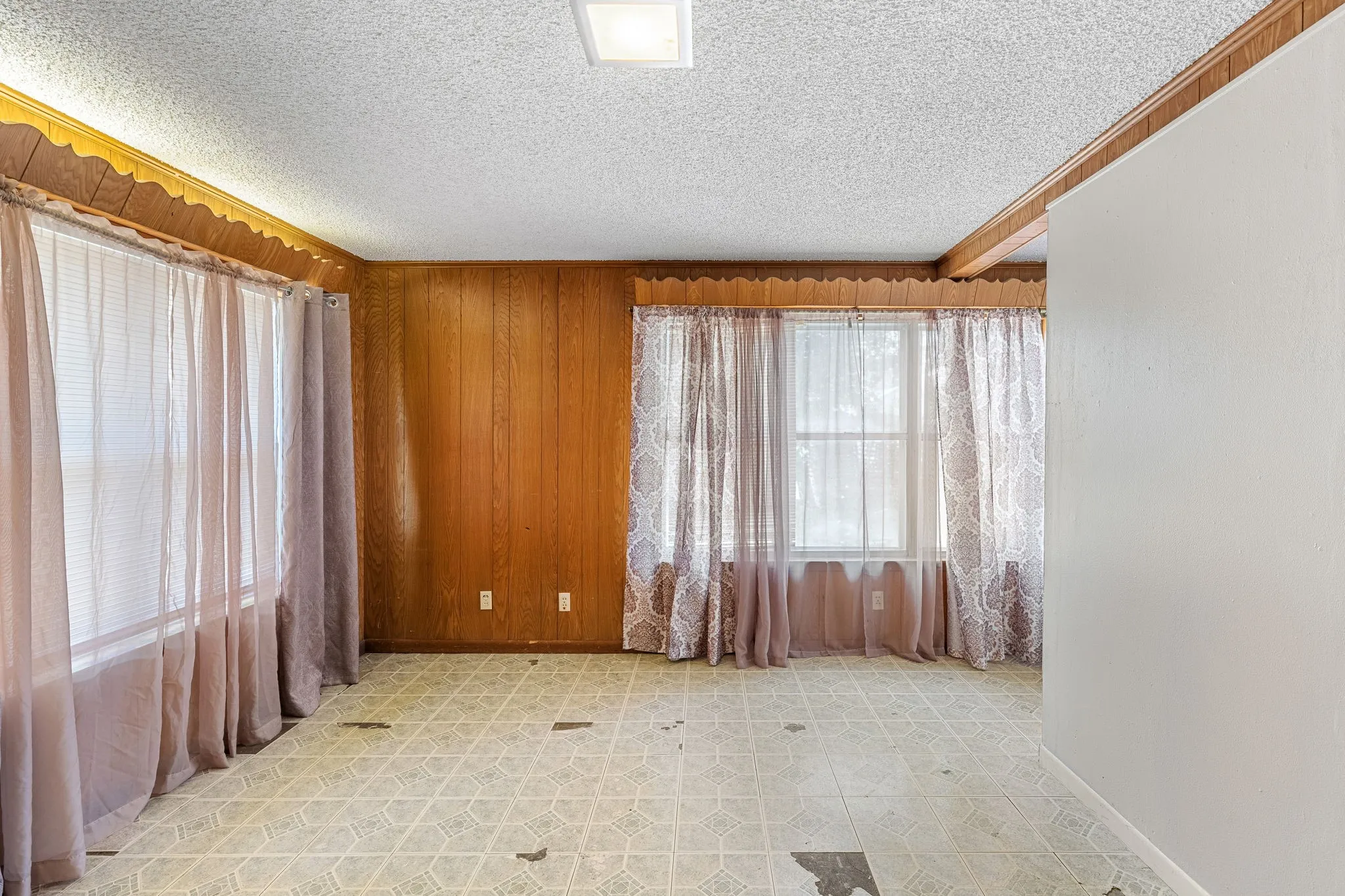 Single Family Residence For Sale in Falls County , 115 N College, Rosebud, Texas 76570, 3 Bedroom, 2 Bathroom, Garage spaces, 1,905 Sqft, built in 1945, mls#21360958, Real Estate Agent in Rosebud, Homes For Sale in Falls county, Homes For Sale in Rosebud, Realtor in Rosebud Texas, Real Estate Brokerage Independent Realty Texas, Luminita Cordes Realtor