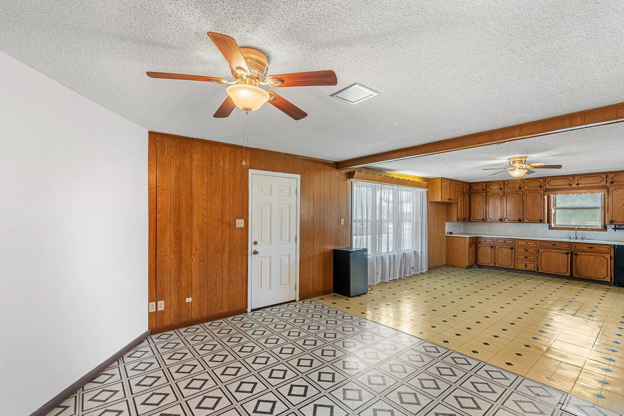 Single Family Residence For Sale in Falls County , 115 N College, Rosebud, Texas 76570, 3 Bedroom, 2 Bathroom, Garage spaces, 1,905 Sqft, built in 1945, mls#21360958, Real Estate Agent in Rosebud, Homes For Sale in Falls county, Homes For Sale in Rosebud, Realtor in Rosebud Texas, Real Estate Brokerage Independent Realty Texas, Luminita Cordes Realtor