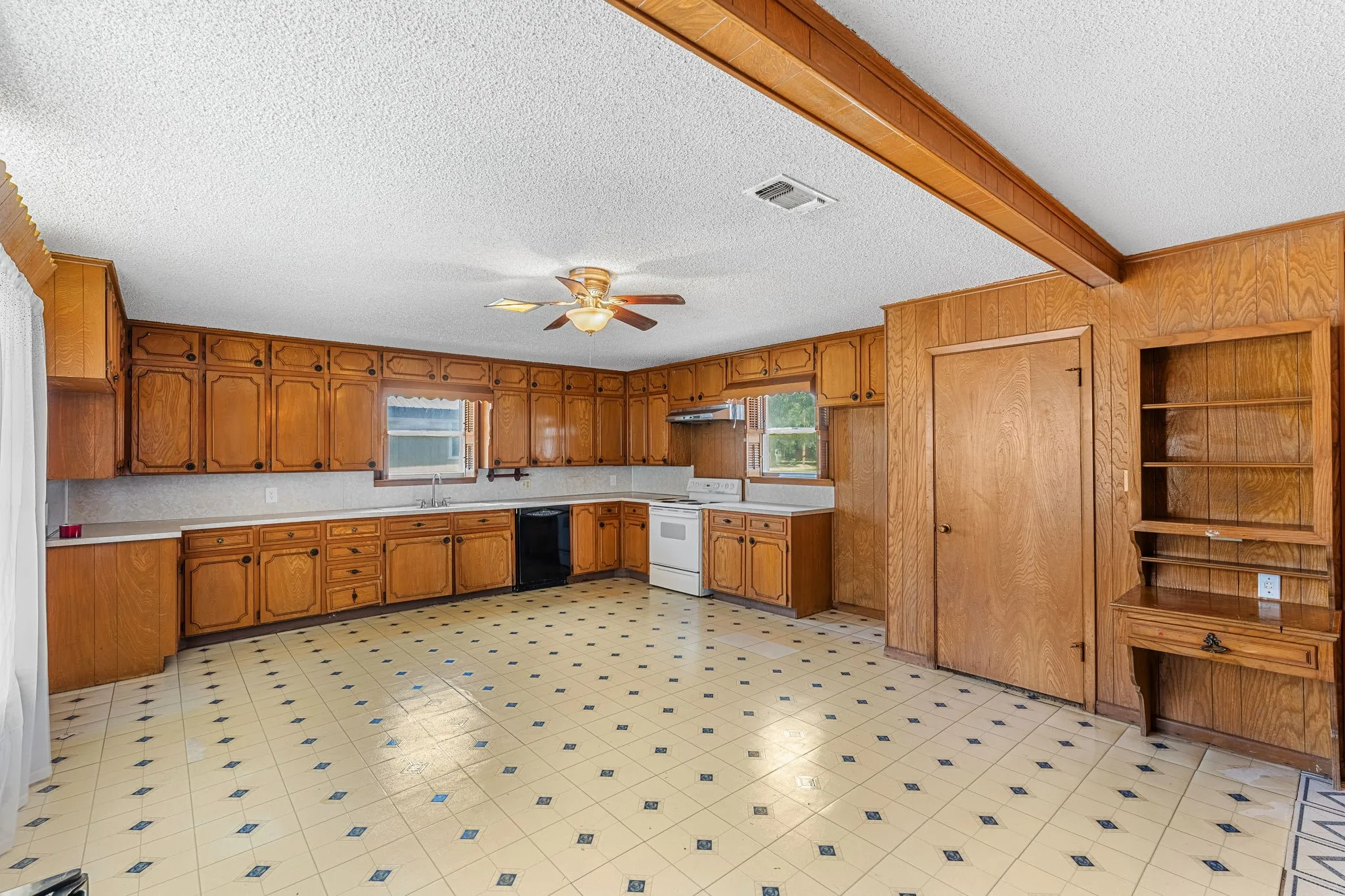 Single Family Residence For Sale in Falls County , 115 N College, Rosebud, Texas 76570, 3 Bedroom, 2 Bathroom, Garage spaces, 1,905 Sqft, built in 1945, mls#21360958, Real Estate Agent in Rosebud, Homes For Sale in Falls county, Homes For Sale in Rosebud, Realtor in Rosebud Texas, Real Estate Brokerage Independent Realty Texas, Luminita Cordes Realtor