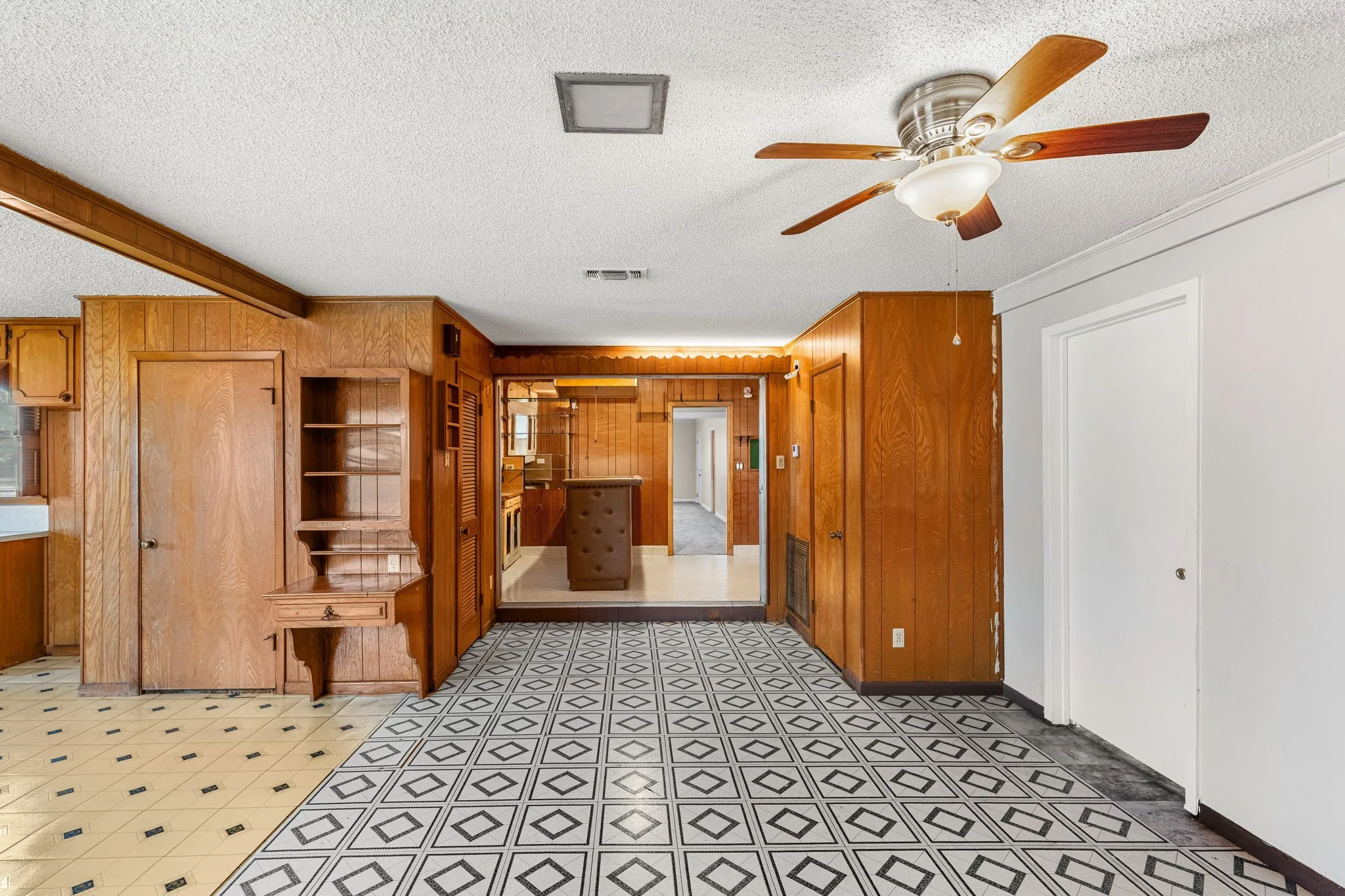 Single Family Residence For Sale in Falls County , 115 N College, Rosebud, Texas 76570, 3 Bedroom, 2 Bathroom, Garage spaces, 1,905 Sqft, built in 1945, mls#21360958, Real Estate Agent in Rosebud, Homes For Sale in Falls county, Homes For Sale in Rosebud, Realtor in Rosebud Texas, Real Estate Brokerage Independent Realty Texas, Luminita Cordes Realtor