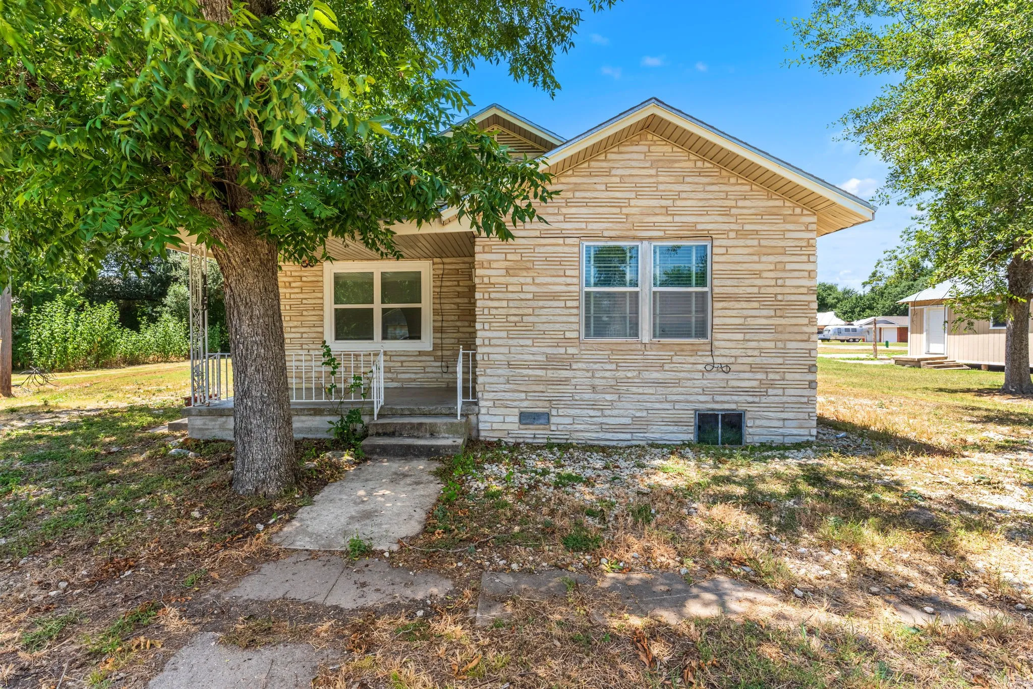 Single Family Residence For Sale in Falls County , 115 N College, Rosebud, Texas 76570, 3 Bedroom, 2 Bathroom, Garage spaces, 1,905 Sqft, built in 1945, mls#21360958, Real Estate Agent in Rosebud, Homes For Sale in Falls county, Homes For Sale in Rosebud, Realtor in Rosebud Texas, Real Estate Brokerage Independent Realty Texas, Luminita Cordes Realtor