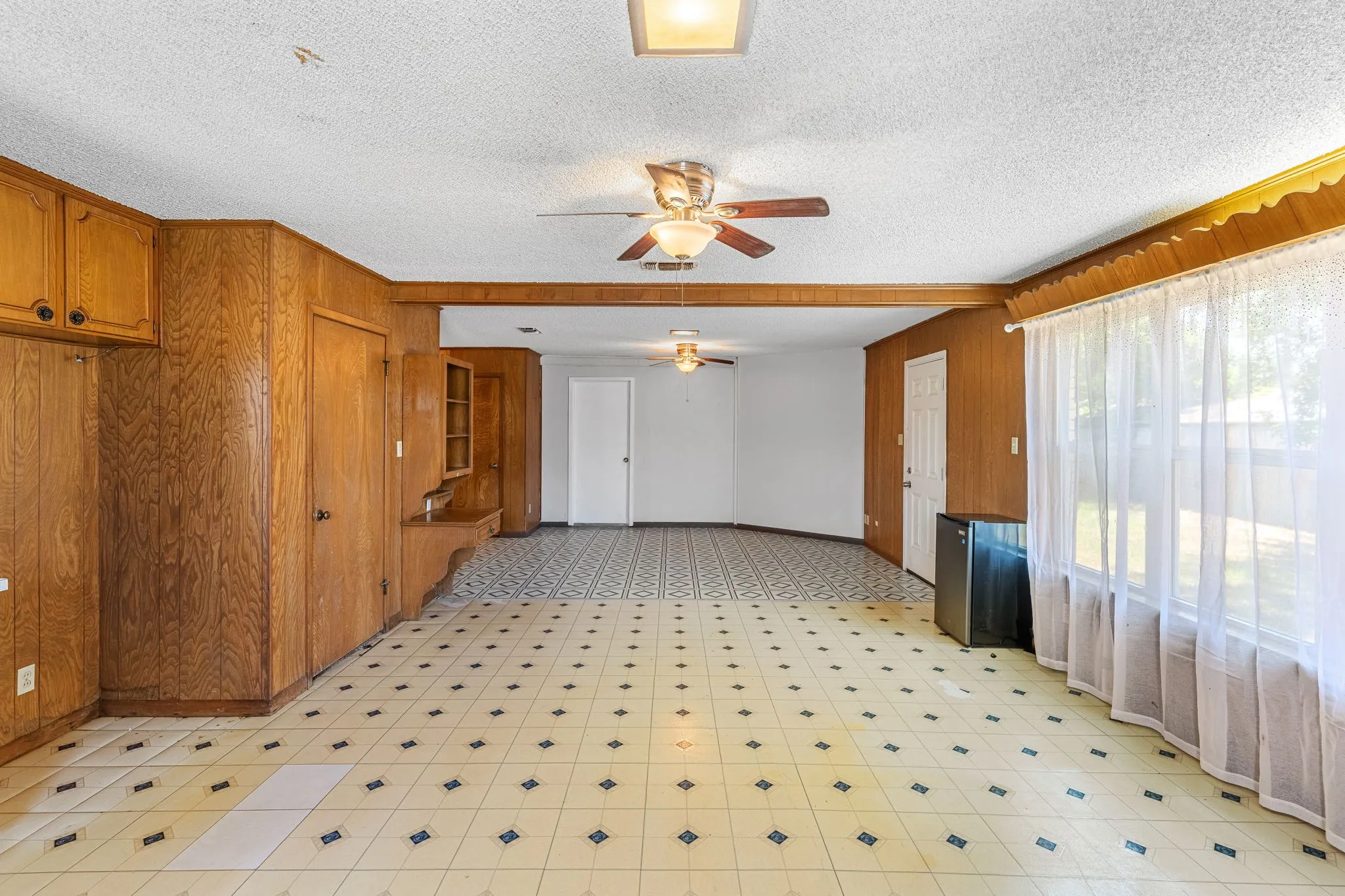Single Family Residence For Sale in Falls County , 115 N College, Rosebud, Texas 76570, 3 Bedroom, 2 Bathroom, Garage spaces, 1,905 Sqft, built in 1945, mls#21360958, Real Estate Agent in Rosebud, Homes For Sale in Falls county, Homes For Sale in Rosebud, Realtor in Rosebud Texas, Real Estate Brokerage Independent Realty Texas, Luminita Cordes Realtor