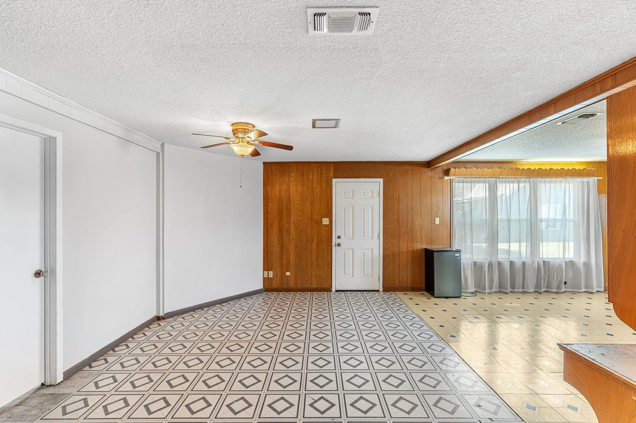 Single Family Residence For Sale in Falls County , 115 N College, Rosebud, Texas 76570, 3 Bedroom, 2 Bathroom, Garage spaces, 1,905 Sqft, built in 1945, mls#21360958, Real Estate Agent in Rosebud, Homes For Sale in Falls county, Homes For Sale in Rosebud, Realtor in Rosebud Texas, Real Estate Brokerage Independent Realty Texas, Luminita Cordes Realtor