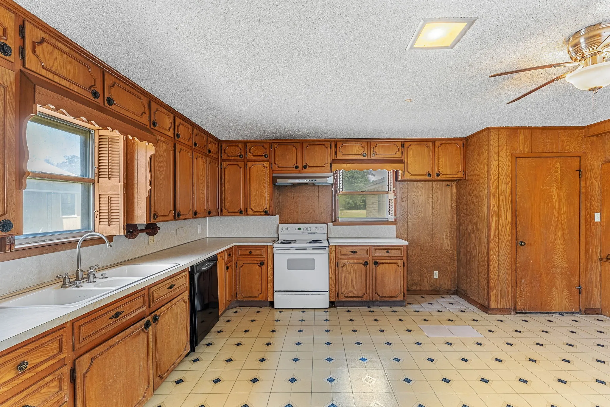 Single Family Residence For Sale in Falls County , 115 N College, Rosebud, Texas 76570, 3 Bedroom, 2 Bathroom, Garage spaces, 1,905 Sqft, built in 1945, mls#21360958, Real Estate Agent in Rosebud, Homes For Sale in Falls county, Homes For Sale in Rosebud, Realtor in Rosebud Texas, Real Estate Brokerage Independent Realty Texas, Luminita Cordes Realtor