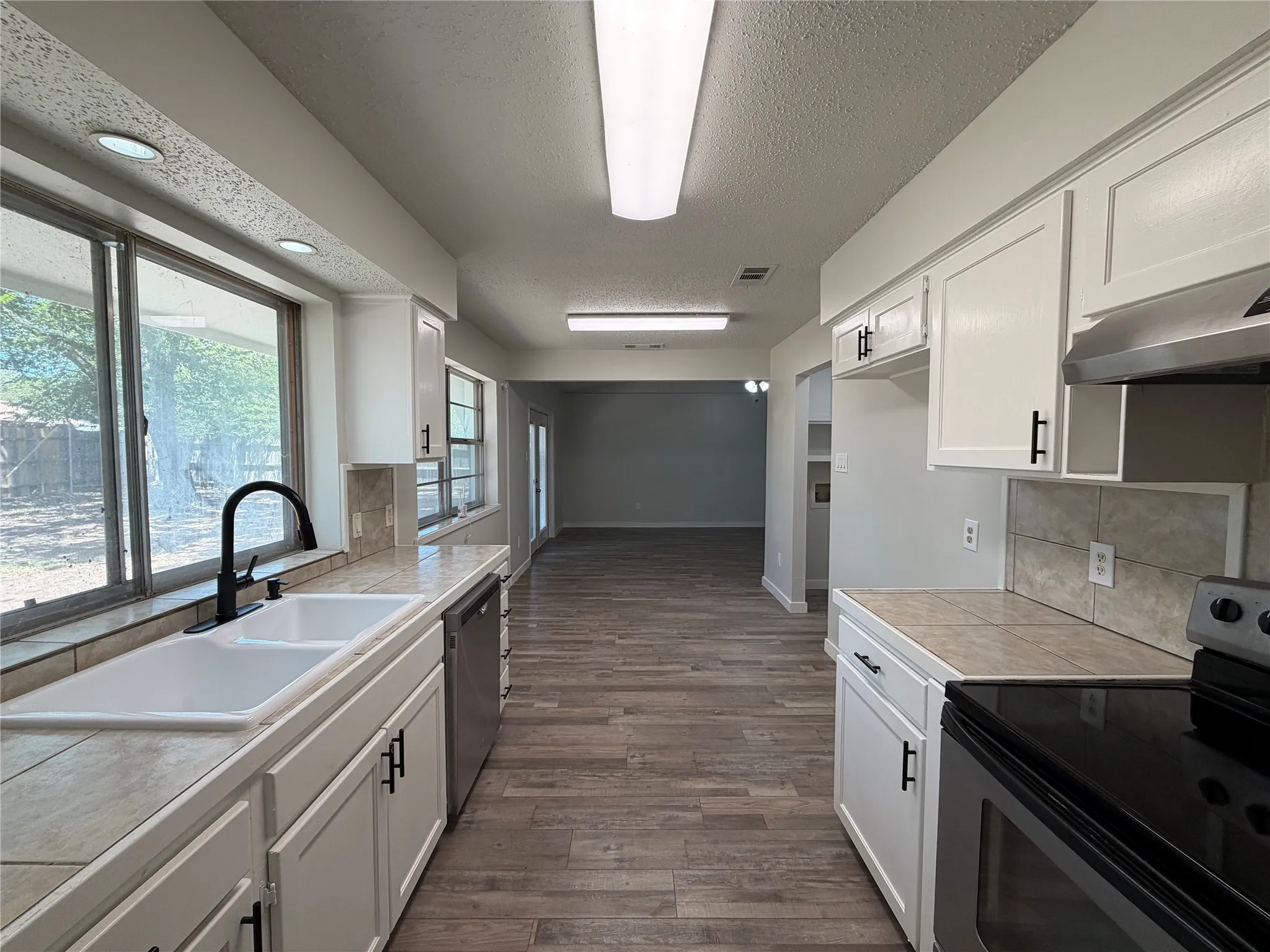 Single Family Residence For Sale in Tarrant County , 6601 Oaklawn Drive, Watauga, Texas 76148, 3 Bedroom, 2 Bathroom, 2 Garage spaces, 1,288 Sqft, built in 1973, mls#21362003, Real Estate Agent in Watauga, Homes For Sale in Tarrant county, Homes For Sale in Watauga, Realtor in Watauga Texas, Real Estate Brokerage Independent Realty Texas, Luminita Cordes Realtor