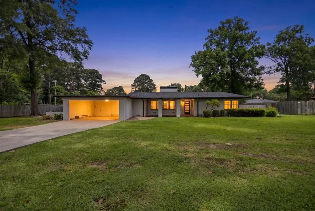 Single Family Residence For Sale in Gregg County , 1007 Lincoln Drive, Longview, Texas 75604, 4 Bedroom, 3 Bathroom, 2 Garage spaces, 3,000 Sqft, built in 1958, Price $390,900, mls#21360755, Real Estate Agent in Longview, Homes For Sale in Gregg county, Homes For Sale in Longview, Realtor in Longview Texas, Real Estate Brokerage Independent Realty Texas, Luminita Cordes Realtor