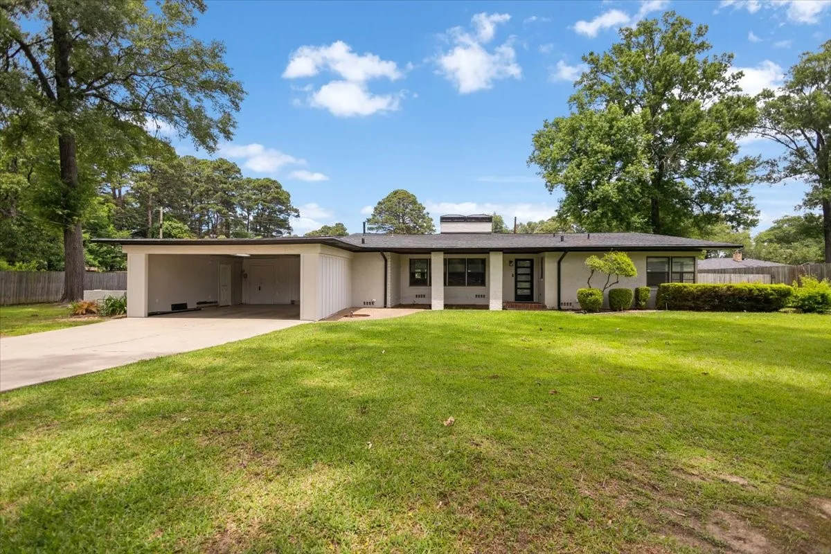 Single Family Residence For Sale in Gregg County , 1007 Lincoln Drive, Longview, Texas 75604, 4 Bedroom, 3 Bathroom, 2 Garage spaces, 3,000 Sqft, built in 1958, Price $390,900, mls#21360755, Real Estate Agent in Longview, Homes For Sale in Gregg county, Homes For Sale in Longview, Realtor in Longview Texas, Real Estate Brokerage Independent Realty Texas, Luminita Cordes Realtor