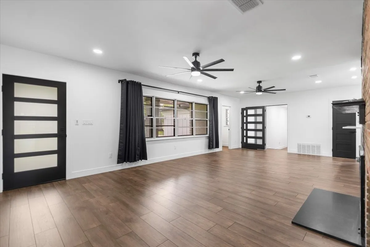 Single Family Residence For Sale in Gregg County , 1007 Lincoln Drive, Longview, Texas 75604, 4 Bedroom, 3 Bathroom, 2 Garage spaces, 3,000 Sqft, built in 1958, Price $390,900, mls#21360755, Real Estate Agent in Longview, Homes For Sale in Gregg county, Homes For Sale in Longview, Realtor in Longview Texas, Real Estate Brokerage Independent Realty Texas, Luminita Cordes Realtor