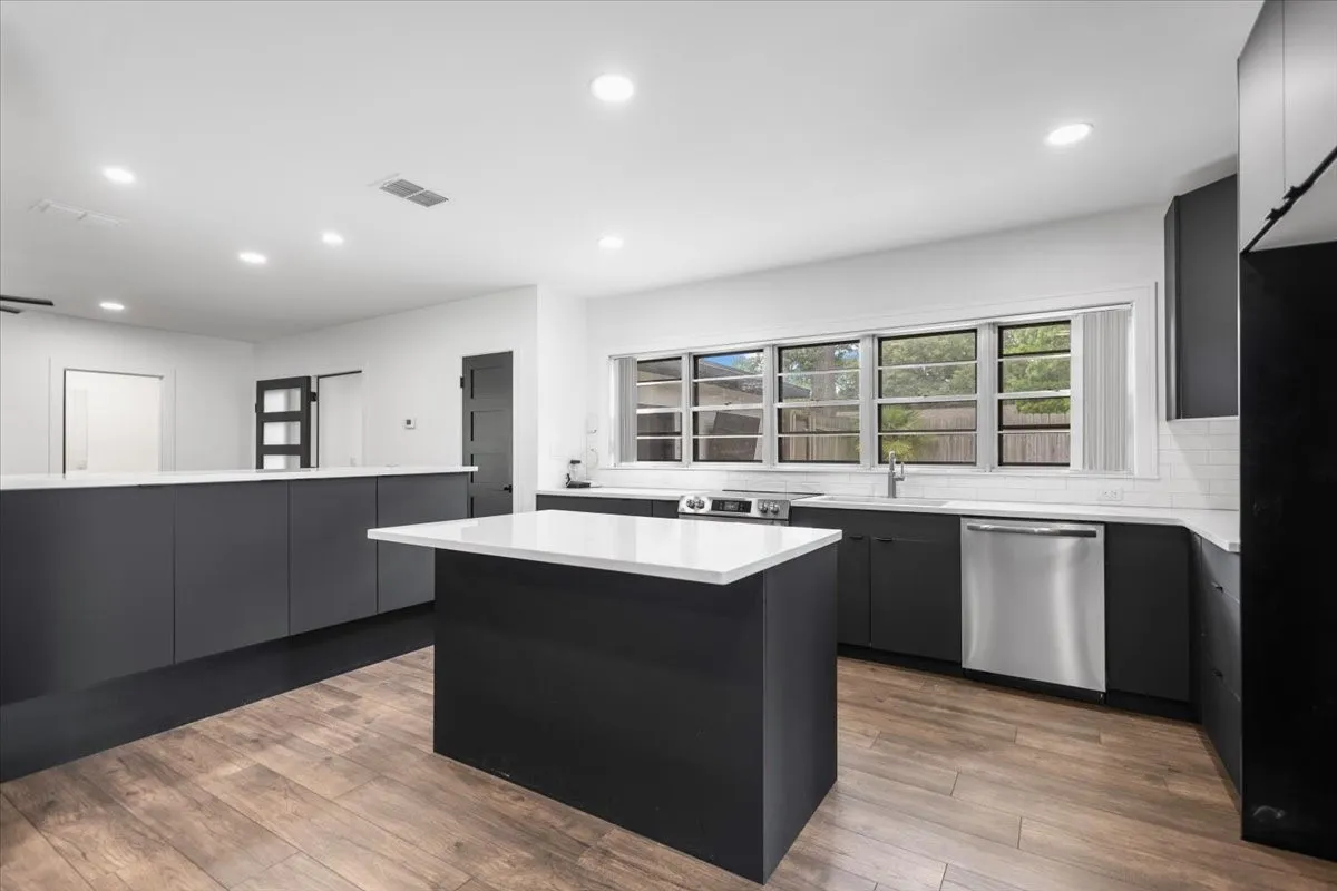 Single Family Residence For Sale in Gregg County , 1007 Lincoln Drive, Longview, Texas 75604, 4 Bedroom, 3 Bathroom, 2 Garage spaces, 3,000 Sqft, built in 1958, Price $390,900, mls#21360755, Real Estate Agent in Longview, Homes For Sale in Gregg county, Homes For Sale in Longview, Realtor in Longview Texas, Real Estate Brokerage Independent Realty Texas, Luminita Cordes Realtor