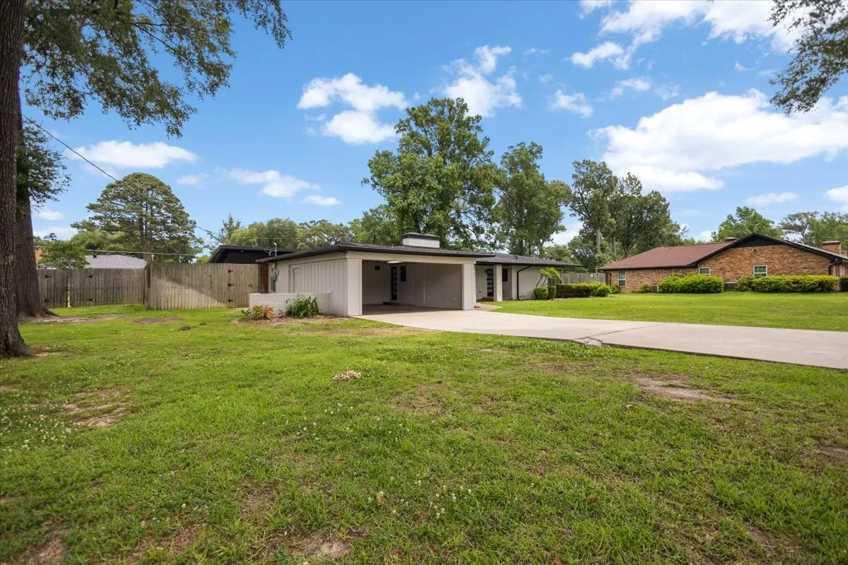 Single Family Residence For Sale in Gregg County , 1007 Lincoln Drive, Longview, Texas 75604, 4 Bedroom, 3 Bathroom, 2 Garage spaces, 3,000 Sqft, built in 1958, Price $390,900, mls#21360755, Real Estate Agent in Longview, Homes For Sale in Gregg county, Homes For Sale in Longview, Realtor in Longview Texas, Real Estate Brokerage Independent Realty Texas, Luminita Cordes Realtor