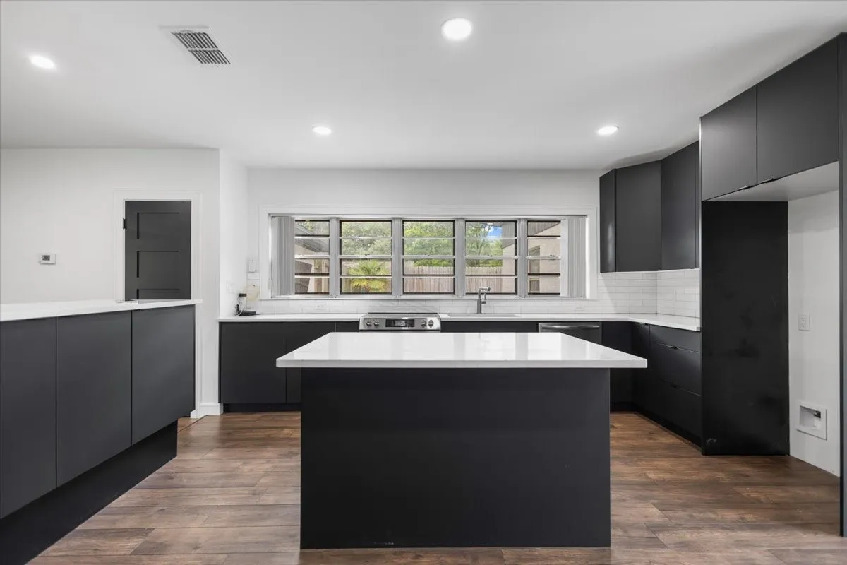Single Family Residence For Sale in Gregg County , 1007 Lincoln Drive, Longview, Texas 75604, 4 Bedroom, 3 Bathroom, 2 Garage spaces, 3,000 Sqft, built in 1958, Price $390,900, mls#21360755, Real Estate Agent in Longview, Homes For Sale in Gregg county, Homes For Sale in Longview, Realtor in Longview Texas, Real Estate Brokerage Independent Realty Texas, Luminita Cordes Realtor