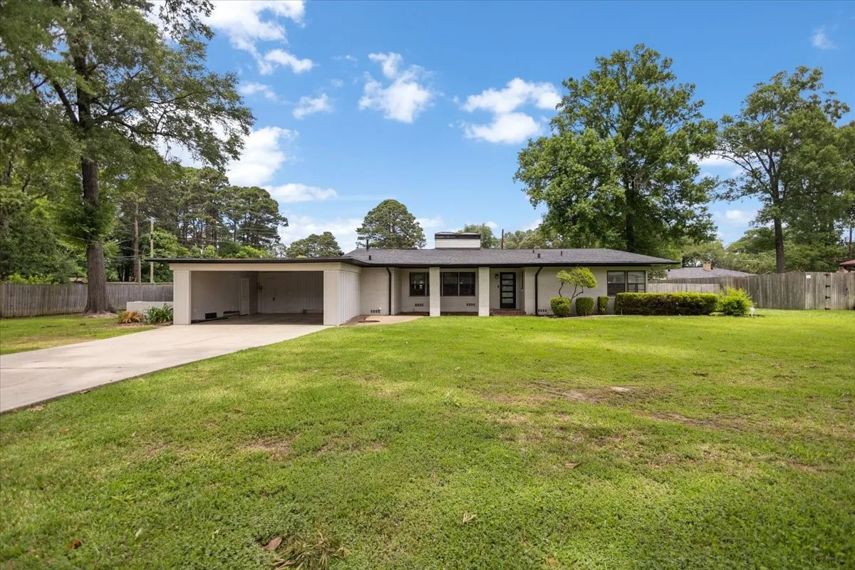 Single Family Residence For Sale in Gregg County , 1007 Lincoln Drive, Longview, Texas 75604, 4 Bedroom, 3 Bathroom, 2 Garage spaces, 3,000 Sqft, built in 1958, Price $390,900, mls#21360755, Real Estate Agent in Longview, Homes For Sale in Gregg county, Homes For Sale in Longview, Realtor in Longview Texas, Real Estate Brokerage Independent Realty Texas, Luminita Cordes Realtor