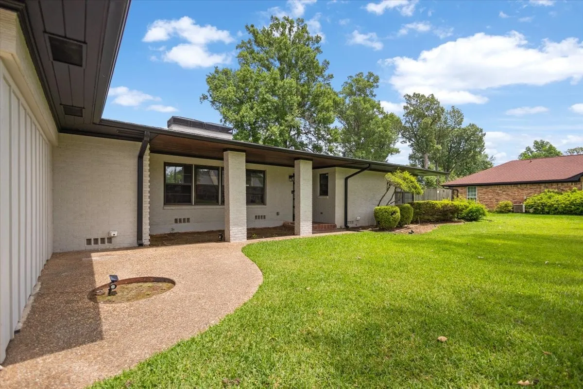 Single Family Residence For Sale in Gregg County , 1007 Lincoln Drive, Longview, Texas 75604, 4 Bedroom, 3 Bathroom, 2 Garage spaces, 3,000 Sqft, built in 1958, Price $390,900, mls#21360755, Real Estate Agent in Longview, Homes For Sale in Gregg county, Homes For Sale in Longview, Realtor in Longview Texas, Real Estate Brokerage Independent Realty Texas, Luminita Cordes Realtor