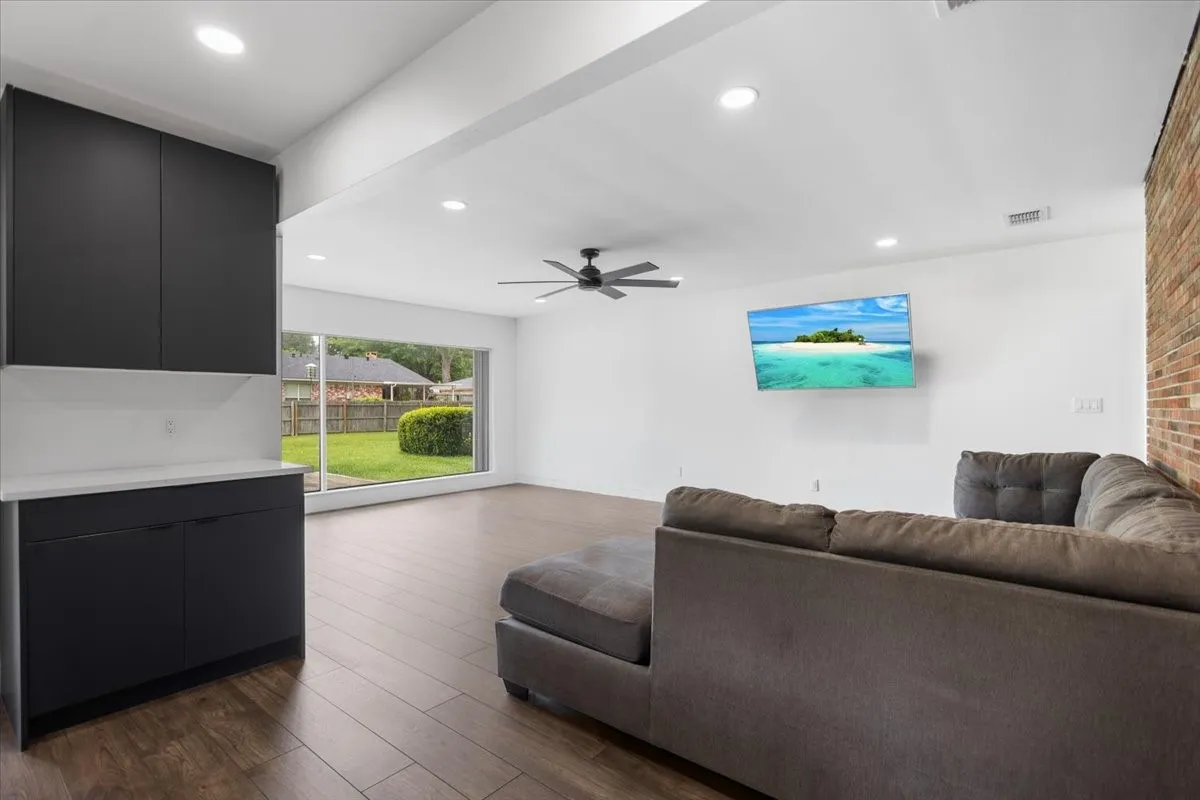 Single Family Residence For Sale in Gregg County , 1007 Lincoln Drive, Longview, Texas 75604, 4 Bedroom, 3 Bathroom, 2 Garage spaces, 3,000 Sqft, built in 1958, Price $390,900, mls#21360755, Real Estate Agent in Longview, Homes For Sale in Gregg county, Homes For Sale in Longview, Realtor in Longview Texas, Real Estate Brokerage Independent Realty Texas, Luminita Cordes Realtor