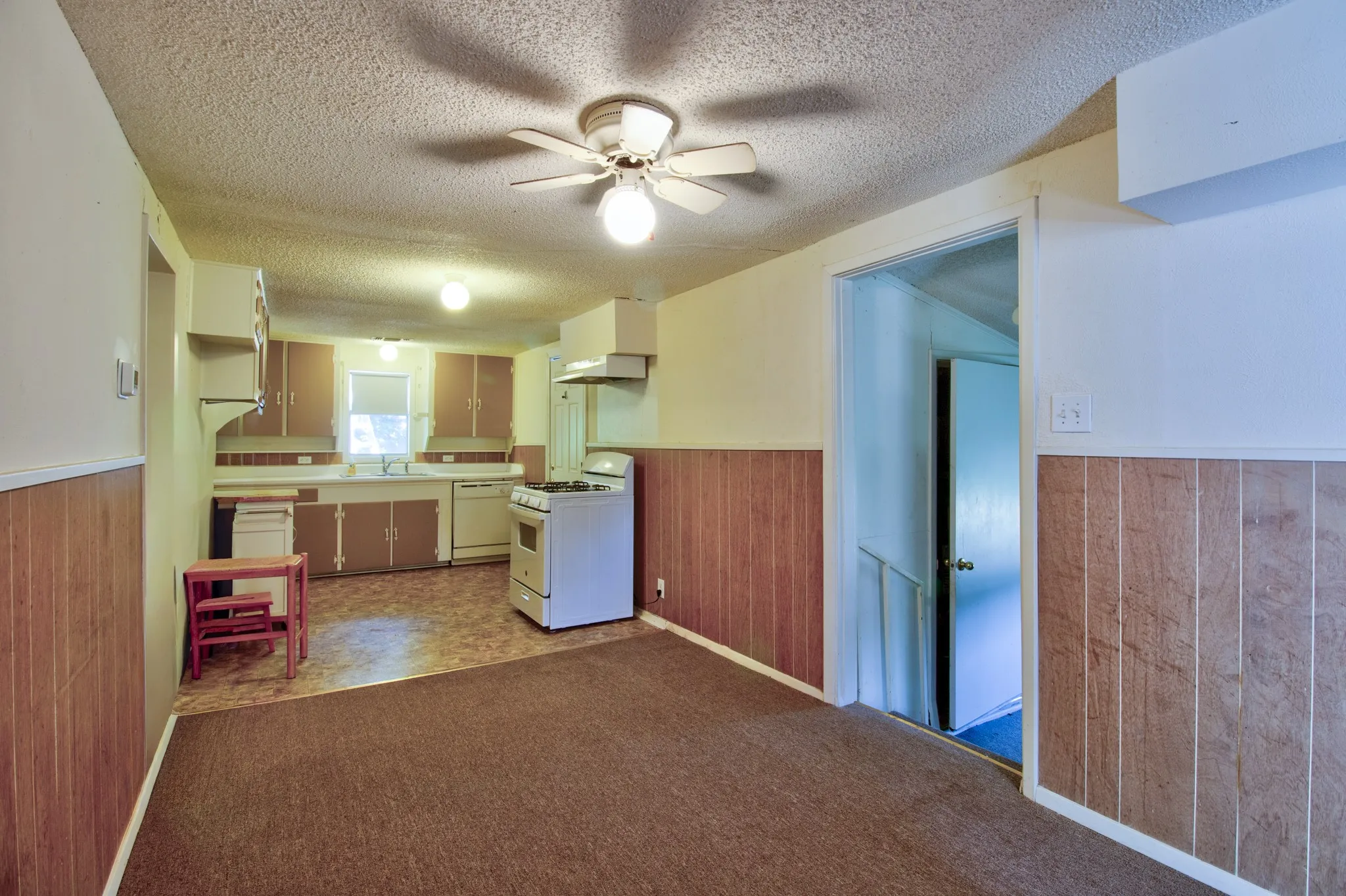 Single Family Residence For Sale in Denton County , 111 Faye Circle, Little Elm, Texas 75068, 2 Bedroom, 1 Bathroom, Garage spaces, 996 Sqft, built in 1959, mls#21357368, Real Estate Agent in Little Elm, Homes For Sale in Denton county, Homes For Sale in Little Elm, Realtor in Little Elm Texas, Real Estate Brokerage Independent Realty Texas, Luminita Cordes Realtor
