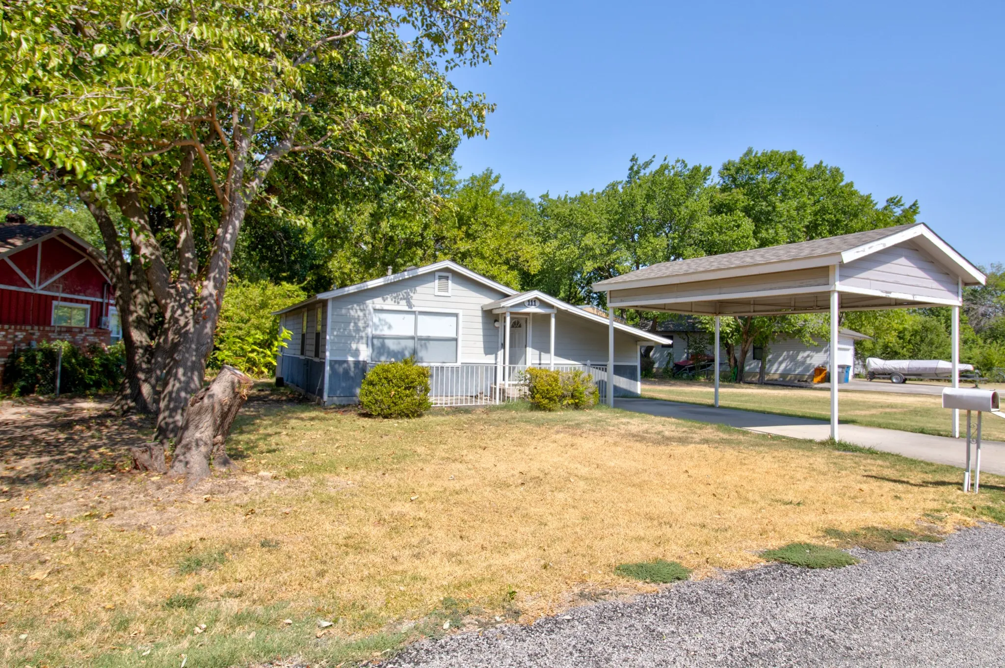 Single Family Residence For Sale in Denton County , 111 Faye Circle, Little Elm, Texas 75068, 2 Bedroom, 1 Bathroom, Garage spaces, 996 Sqft, built in 1959, mls#21357368, Real Estate Agent in Little Elm, Homes For Sale in Denton county, Homes For Sale in Little Elm, Realtor in Little Elm Texas, Real Estate Brokerage Independent Realty Texas, Luminita Cordes Realtor