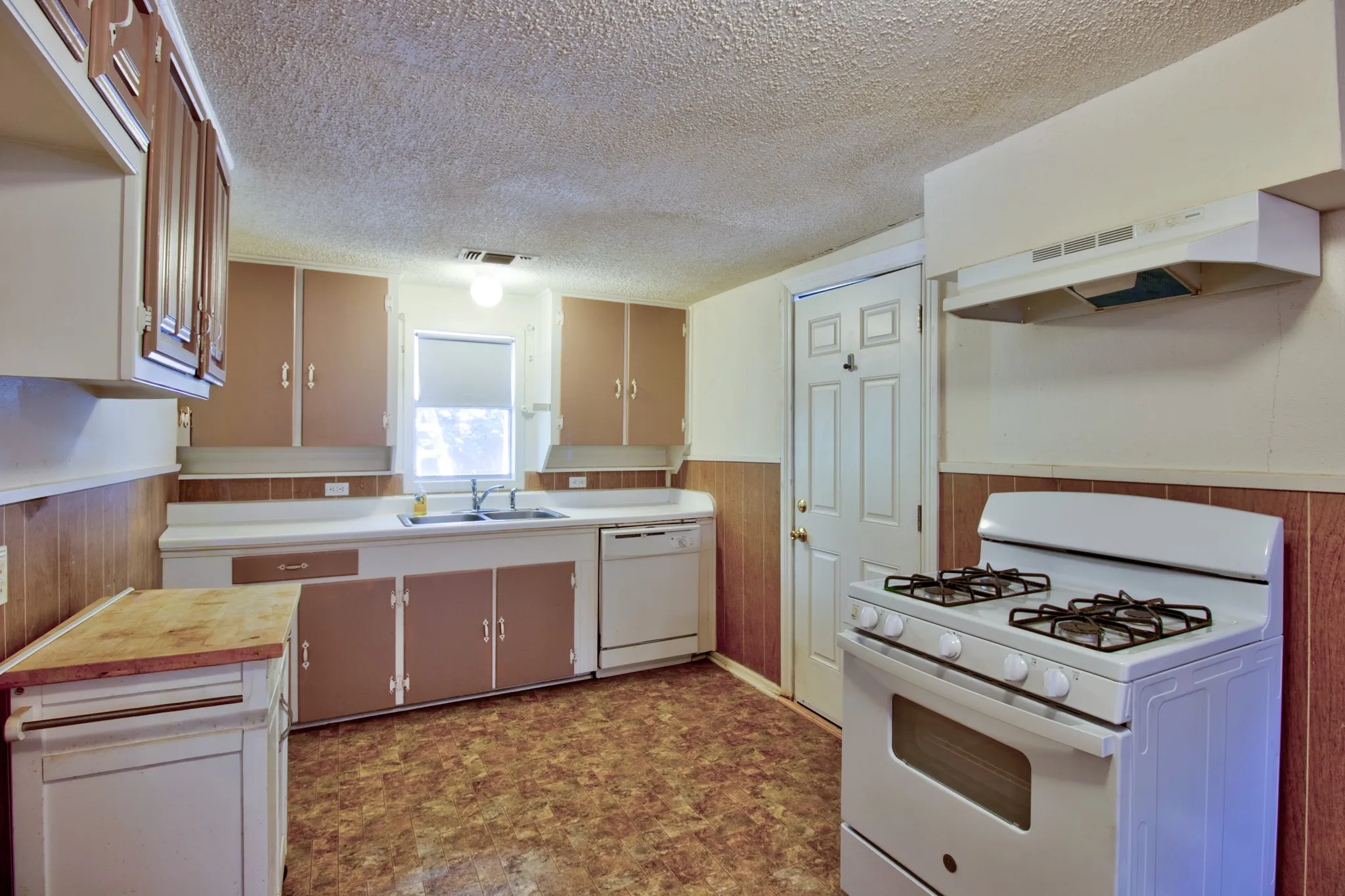 Single Family Residence For Sale in Denton County , 111 Faye Circle, Little Elm, Texas 75068, 2 Bedroom, 1 Bathroom, Garage spaces, 996 Sqft, built in 1959, mls#21357368, Real Estate Agent in Little Elm, Homes For Sale in Denton county, Homes For Sale in Little Elm, Realtor in Little Elm Texas, Real Estate Brokerage Independent Realty Texas, Luminita Cordes Realtor