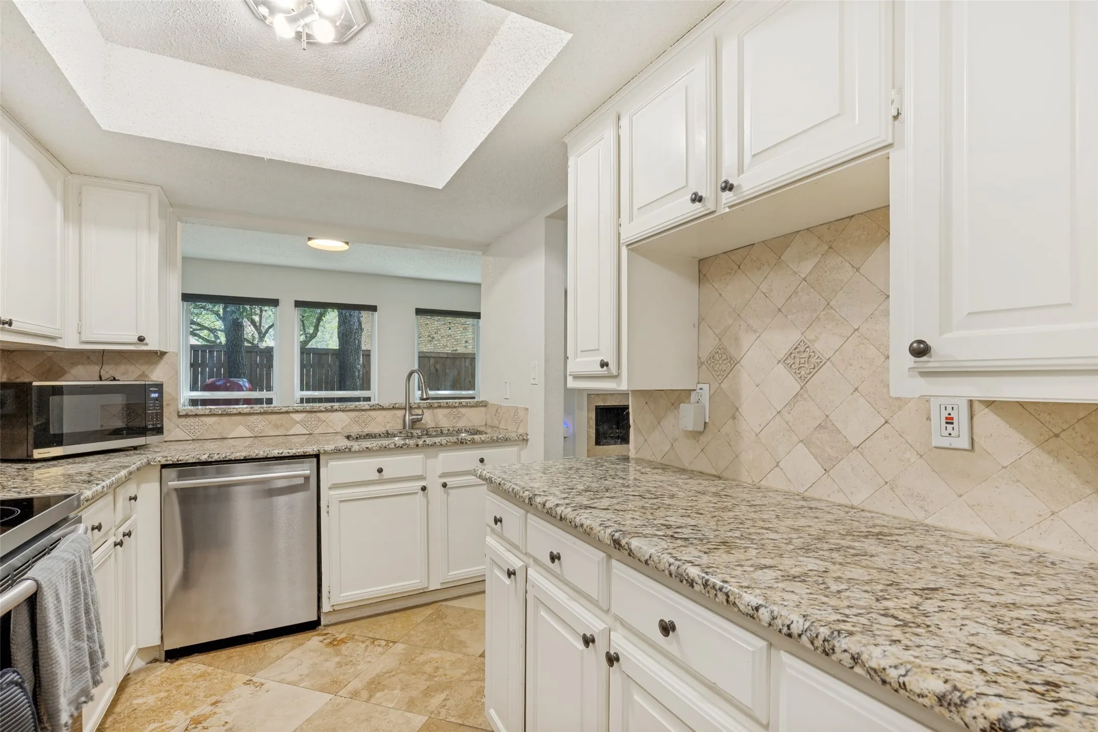 Townhouse For Sale in Dallas County , 8434 Towneship Lane, Dallas, Texas 75243, 2 Bedroom, 2 Bathroom, 2 Garage spaces, 1,419 Sqft, built in 1982, Price $279,000, mls#21360089, Real Estate Agent in Dallas, Homes For Sale in Dallas county, Homes For Sale in Dallas, Realtor in Dallas Texas, Real Estate Brokerage Independent Realty Texas, Luminita Cordes Realtor