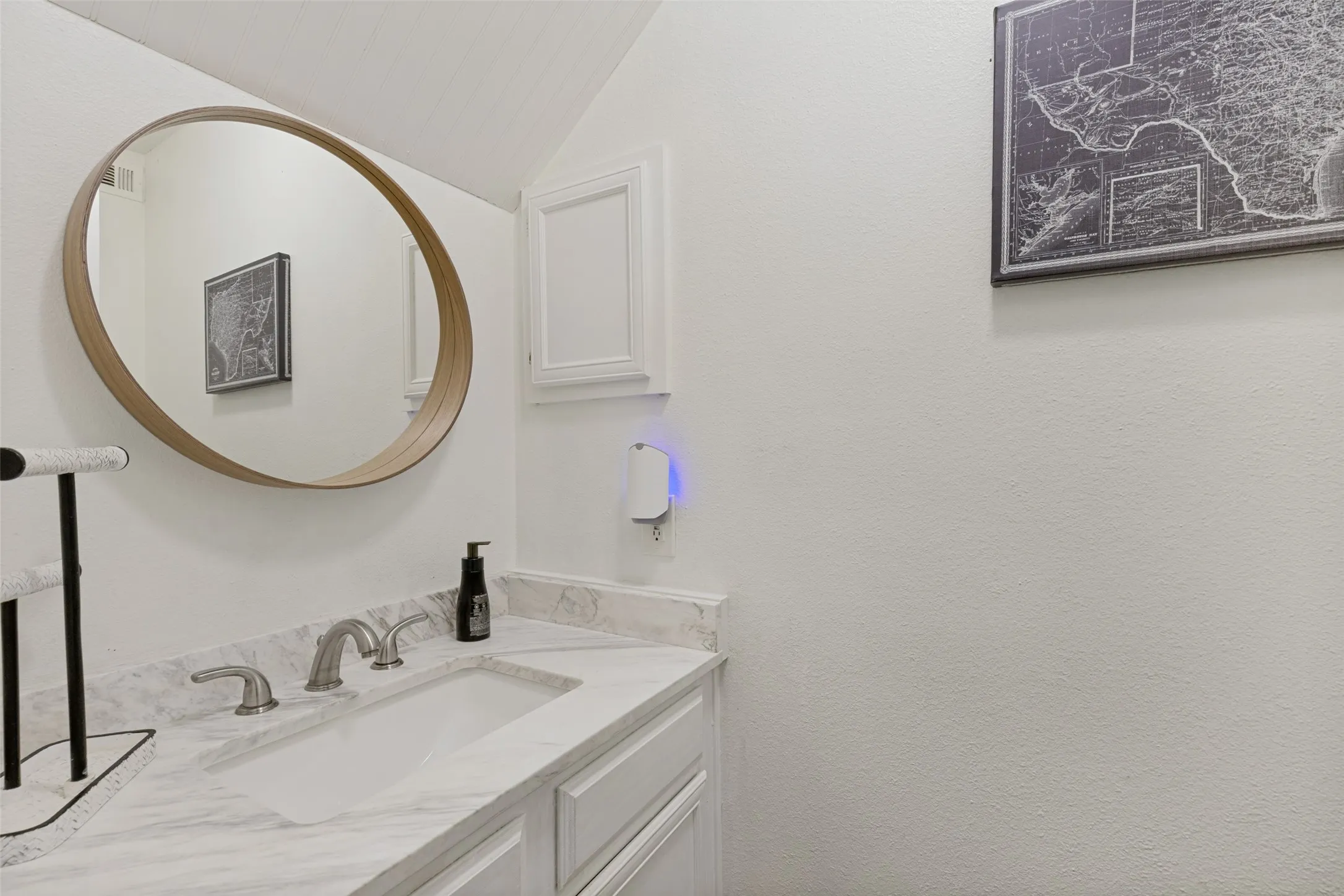 Townhouse For Sale in Dallas County , 8434 Towneship Lane, Dallas, Texas 75243, 2 Bedroom, 2 Bathroom, 2 Garage spaces, 1,419 Sqft, built in 1982, Price $279,000, mls#21360089, Real Estate Agent in Dallas, Homes For Sale in Dallas county, Homes For Sale in Dallas, Realtor in Dallas Texas, Real Estate Brokerage Independent Realty Texas, Luminita Cordes Realtor