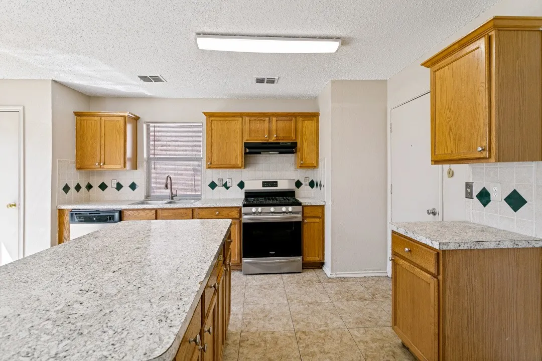 Single Family Residence For Sale in Tarrant County , 4721 Palm Ridge Drive, Fort Worth, Texas 76133, 5 Bedroom, 3 Bathroom, 2 Garage spaces, 2,482 Sqft, built in 2001, mls#21359902, Real Estate Agent in Fort Worth, Homes For Sale in Tarrant county, Homes For Sale in Fort Worth, Realtor in Fort Worth Texas, Real Estate Brokerage Independent Realty Texas, Luminita Cordes Realtor