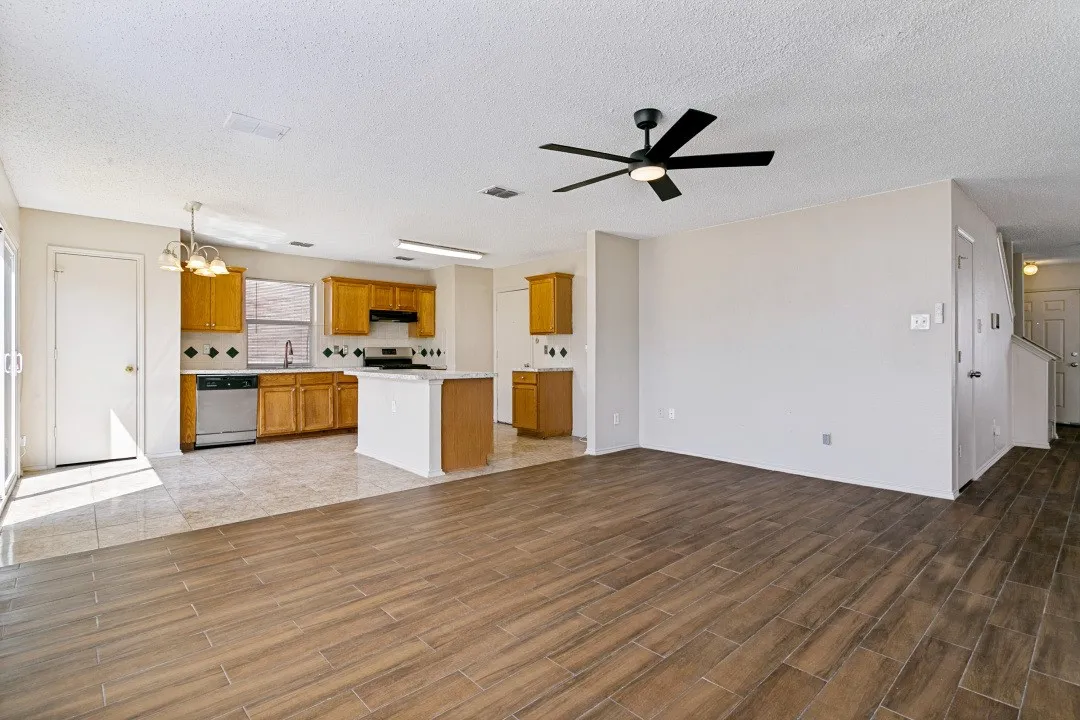 Single Family Residence For Sale in Tarrant County , 4721 Palm Ridge Drive, Fort Worth, Texas 76133, 5 Bedroom, 3 Bathroom, 2 Garage spaces, 2,482 Sqft, built in 2001, mls#21359902, Real Estate Agent in Fort Worth, Homes For Sale in Tarrant county, Homes For Sale in Fort Worth, Realtor in Fort Worth Texas, Real Estate Brokerage Independent Realty Texas, Luminita Cordes Realtor