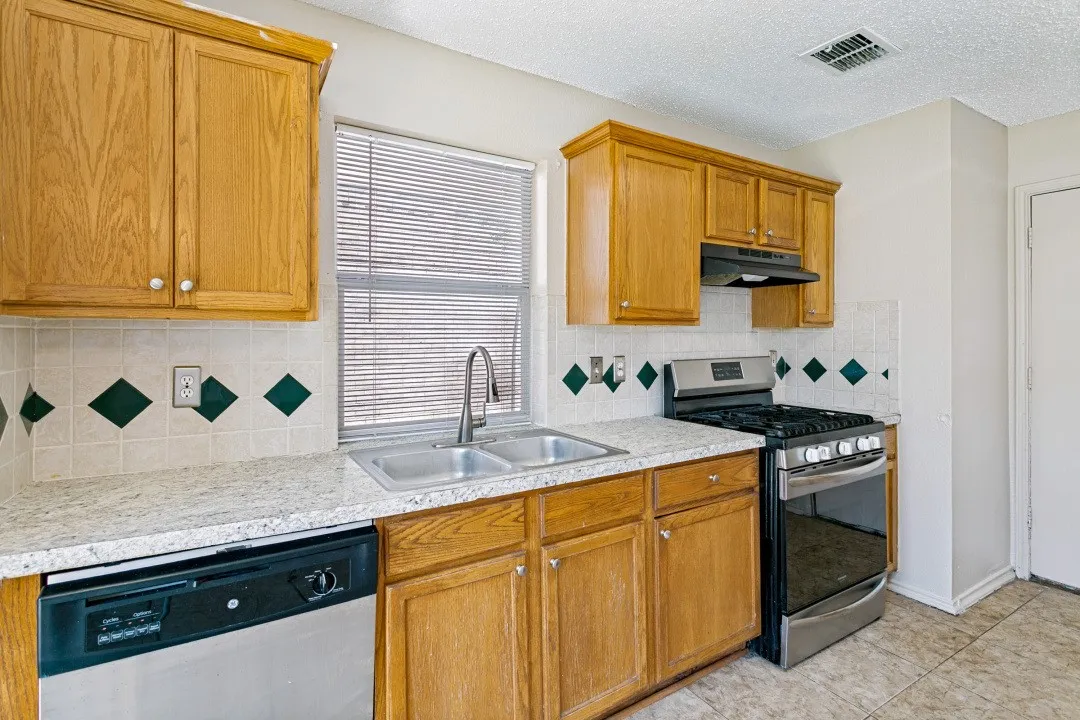 Single Family Residence For Sale in Tarrant County , 4721 Palm Ridge Drive, Fort Worth, Texas 76133, 5 Bedroom, 3 Bathroom, 2 Garage spaces, 2,482 Sqft, built in 2001, mls#21359902, Real Estate Agent in Fort Worth, Homes For Sale in Tarrant county, Homes For Sale in Fort Worth, Realtor in Fort Worth Texas, Real Estate Brokerage Independent Realty Texas, Luminita Cordes Realtor