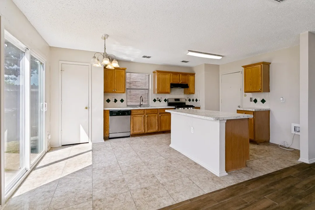 Single Family Residence For Sale in Tarrant County , 4721 Palm Ridge Drive, Fort Worth, Texas 76133, 5 Bedroom, 3 Bathroom, 2 Garage spaces, 2,482 Sqft, built in 2001, mls#21359902, Real Estate Agent in Fort Worth, Homes For Sale in Tarrant county, Homes For Sale in Fort Worth, Realtor in Fort Worth Texas, Real Estate Brokerage Independent Realty Texas, Luminita Cordes Realtor