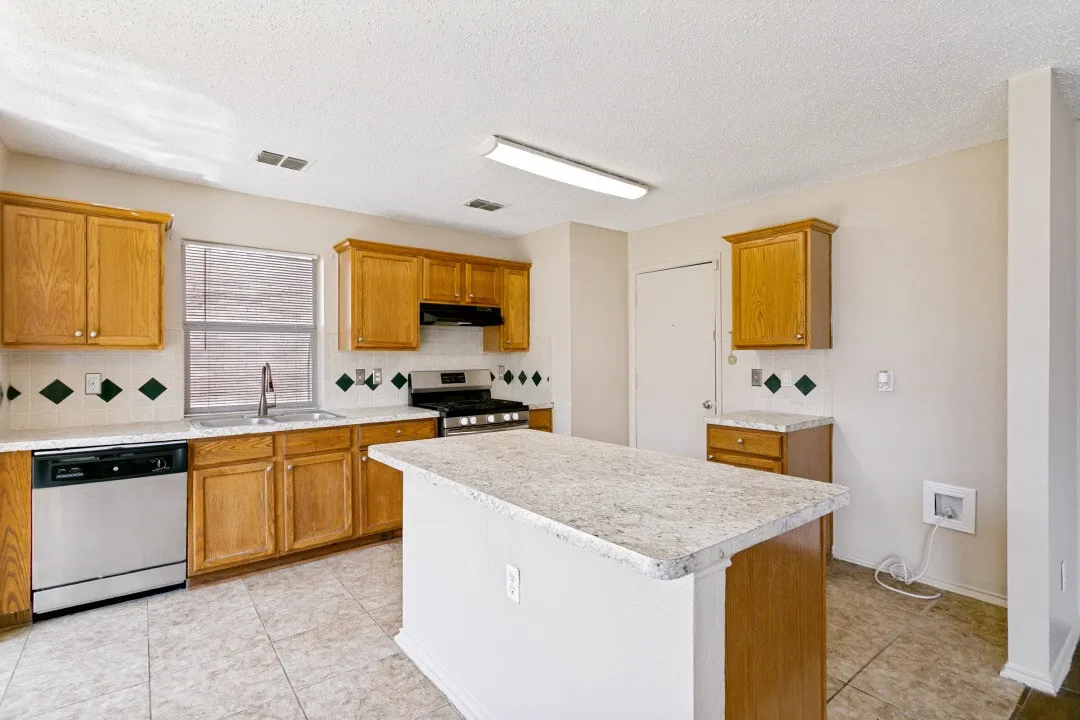 Single Family Residence For Sale in Tarrant County , 4721 Palm Ridge Drive, Fort Worth, Texas 76133, 5 Bedroom, 3 Bathroom, 2 Garage spaces, 2,482 Sqft, built in 2001, mls#21359902, Real Estate Agent in Fort Worth, Homes For Sale in Tarrant county, Homes For Sale in Fort Worth, Realtor in Fort Worth Texas, Real Estate Brokerage Independent Realty Texas, Luminita Cordes Realtor