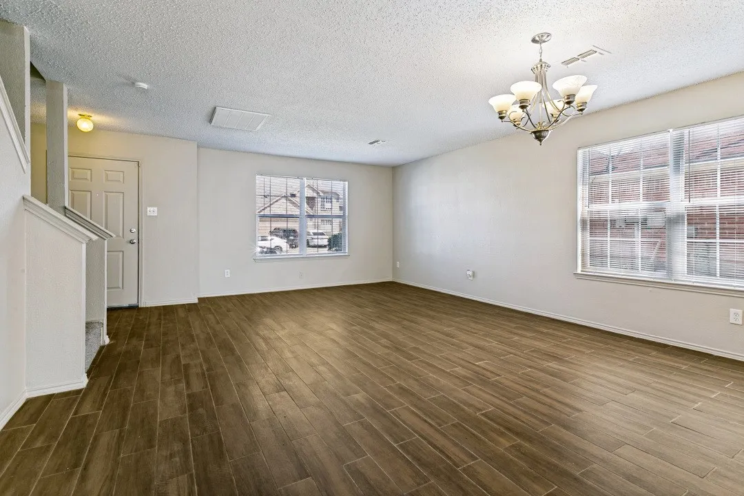 Single Family Residence For Sale in Tarrant County , 4721 Palm Ridge Drive, Fort Worth, Texas 76133, 5 Bedroom, 3 Bathroom, 2 Garage spaces, 2,482 Sqft, built in 2001, mls#21359902, Real Estate Agent in Fort Worth, Homes For Sale in Tarrant county, Homes For Sale in Fort Worth, Realtor in Fort Worth Texas, Real Estate Brokerage Independent Realty Texas, Luminita Cordes Realtor