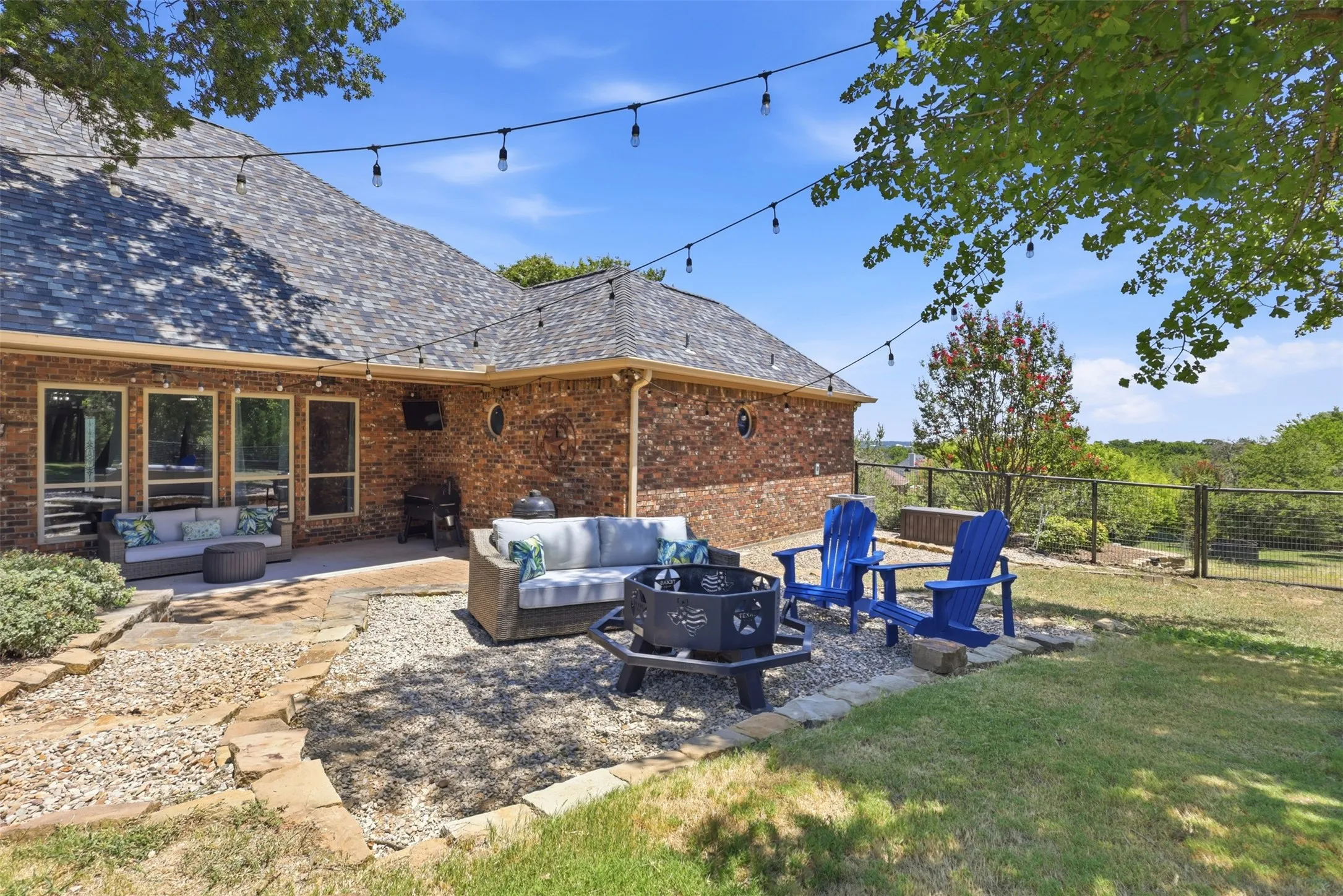 Single Family Residence For Sale in Parker County , 2010 Woodland Hills Lane, Weatherford, Texas 76087, 4 Bedroom, 3 Bathroom, 3 Garage spaces, 2,673 Sqft, built in 2006, mls#21349376, Real Estate Agent in Weatherford, Homes For Sale in Parker county, Homes For Sale in Weatherford, Realtor in Weatherford Texas, Real Estate Brokerage Independent Realty Texas, Luminita Cordes Realtor