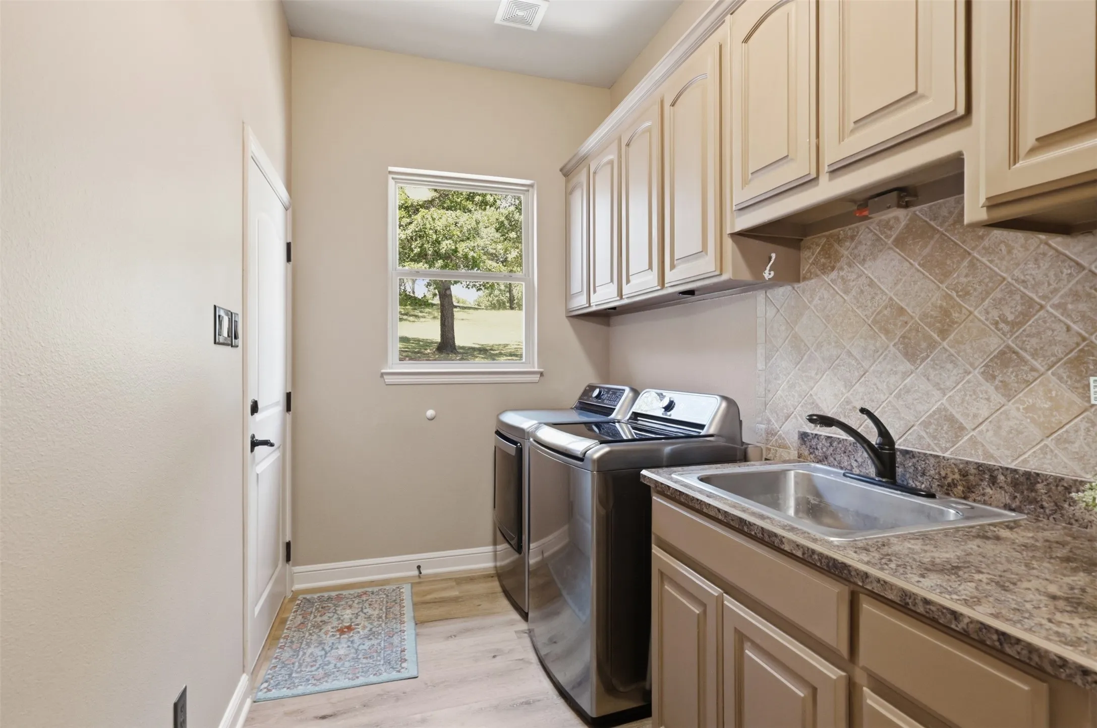 Single Family Residence For Sale in Parker County , 2010 Woodland Hills Lane, Weatherford, Texas 76087, 4 Bedroom, 3 Bathroom, 3 Garage spaces, 2,673 Sqft, built in 2006, mls#21349376, Real Estate Agent in Weatherford, Homes For Sale in Parker county, Homes For Sale in Weatherford, Realtor in Weatherford Texas, Real Estate Brokerage Independent Realty Texas, Luminita Cordes Realtor