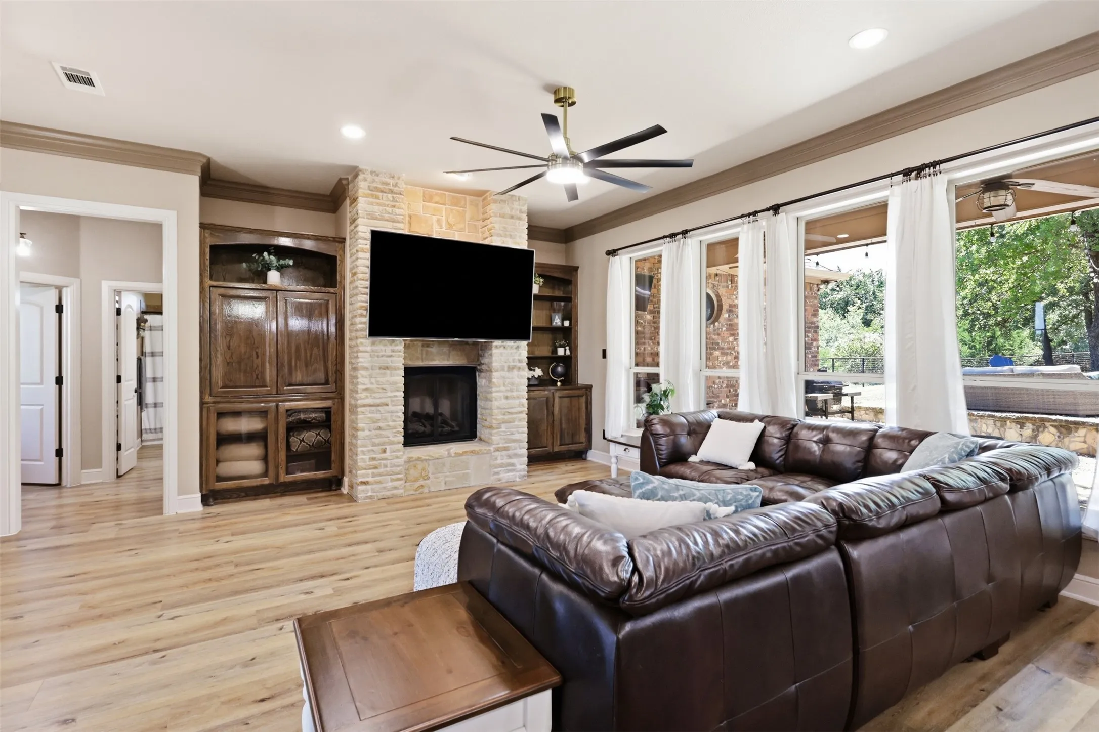 Single Family Residence For Sale in Parker County , 2010 Woodland Hills Lane, Weatherford, Texas 76087, 4 Bedroom, 3 Bathroom, 3 Garage spaces, 2,673 Sqft, built in 2006, mls#21349376, Real Estate Agent in Weatherford, Homes For Sale in Parker county, Homes For Sale in Weatherford, Realtor in Weatherford Texas, Real Estate Brokerage Independent Realty Texas, Luminita Cordes Realtor